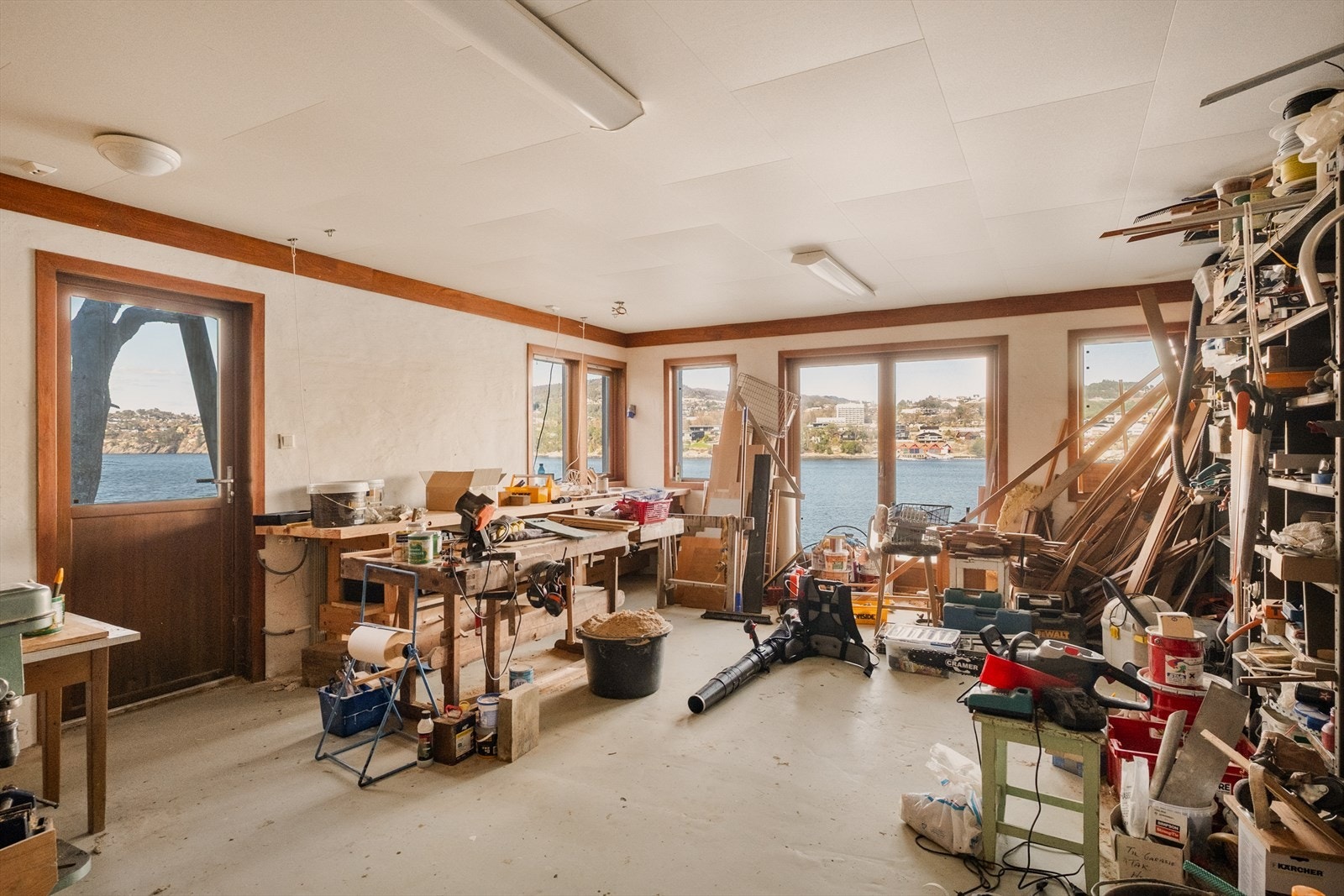 Stort verksted på 35,8 m² i underetasjen, med rikelig med plass for hobbyer og prosjekter. Her er det tilrettelagt for å lage boligrom, men dette bør eventuelt omsøkes. Det er bla. et tilrettelagt baderom i bakkant og røropplegg klart. Galleribilde