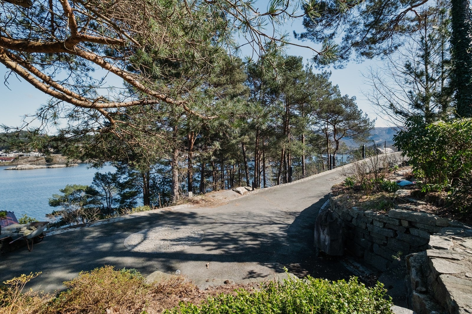 Veien er privat fra snuplassen, noe som sikrer minimalt med trafikk og støy. Galleribilde