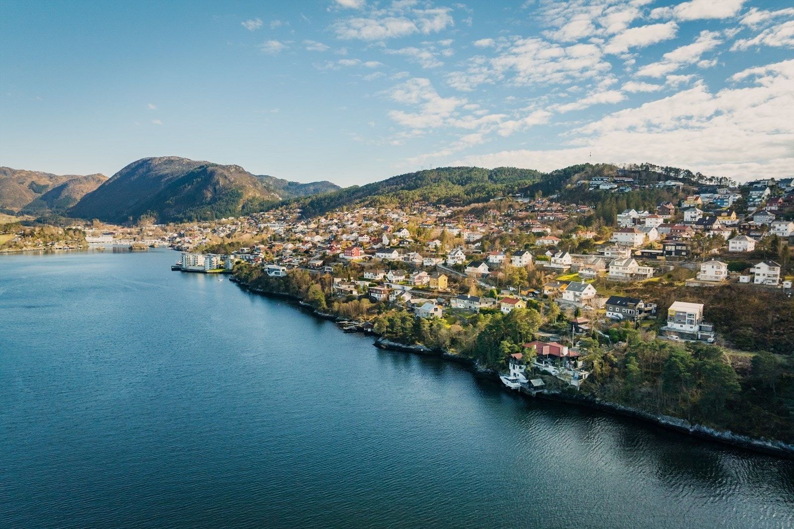 Her bor man med umiddelbar tilgang til sjøliv og Byfjorden, samtidig som byens fasiliteter er lett tilgjengelige. Galleribilde