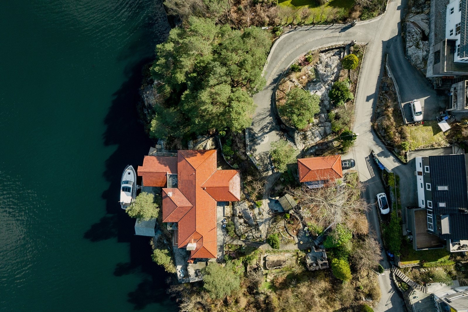 Oversikt over den unike tomten som strekker seg helt ned til sjøen, med lang sjølinje. Galleribilde