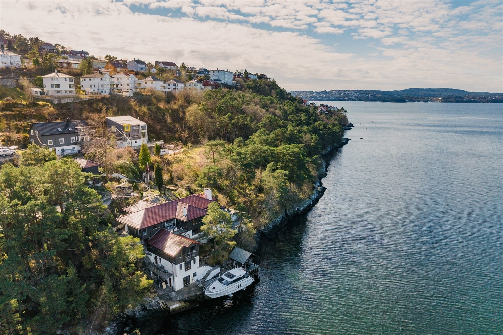 En sjelden mulighet til å erverve en stor sjøeiendom så sentrumsnært. Venstre side følger med tomten, høyre side er regulert til friområde og kan ikke bebygges. Galleribilde