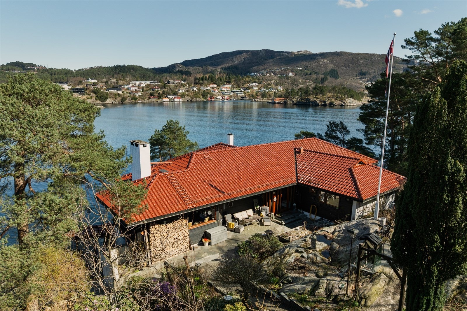 Boligen er oppvarmet med et vannbårent varmeanlegg via en vann-til-vann varmepumpe med sjøsløyfe fra 2006. Meget energiøkonomisk. Galleribilde