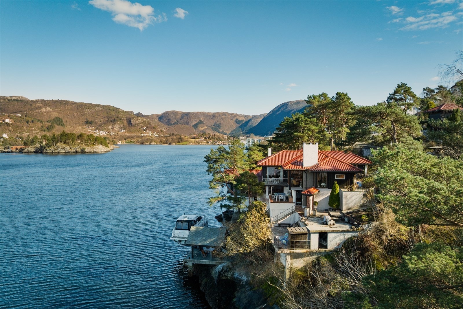 Boligen er tegnet av arkitekt Frølich og ble tildelt Treprisen i 1962 for sine sjeldne arkitektoniske kvaliteter. Boligen er senere utvidet med fokus på å bevare arkitektens tanker. Galleribilde