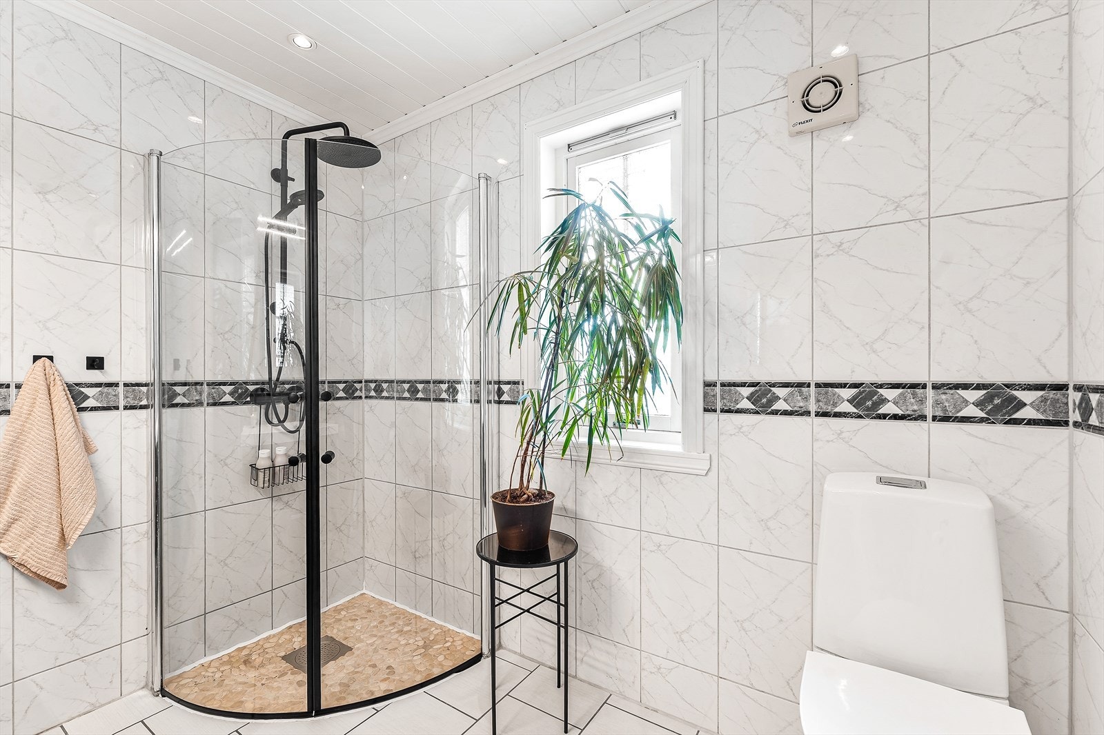 Badet har spotter i tak Galleribilde