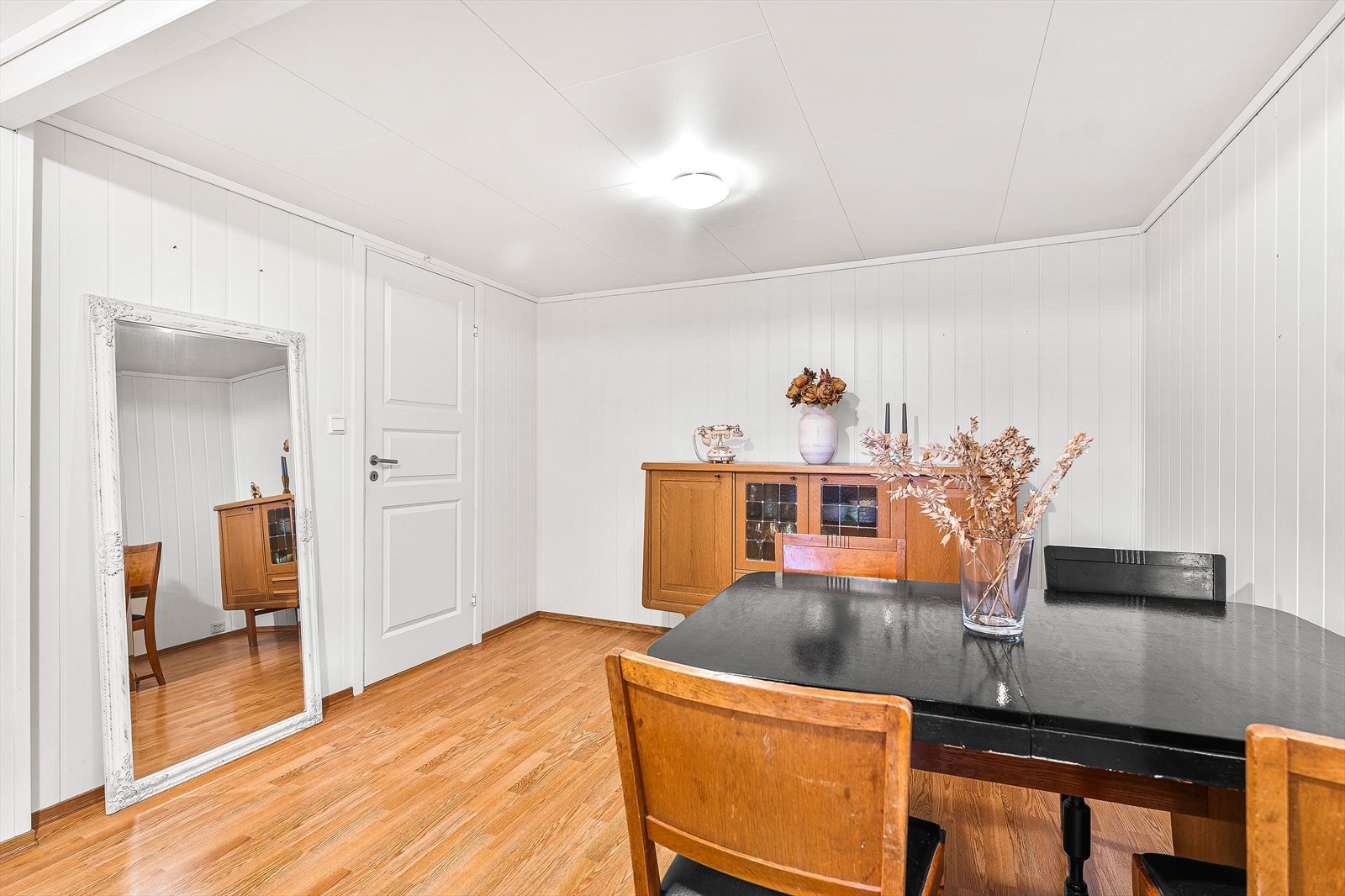 I stue er det god plass til både sofagruppe og spisegruppe Galleribilde