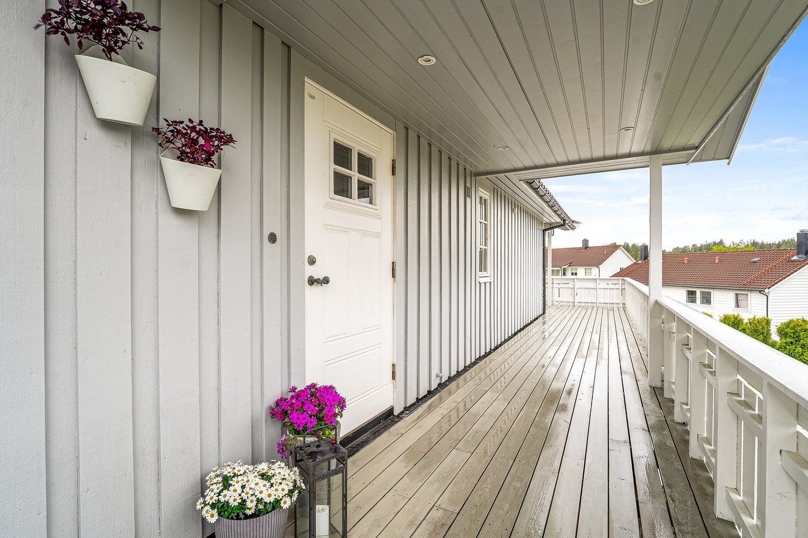 Praktisk med overbygd inngangsparti Galleribilde