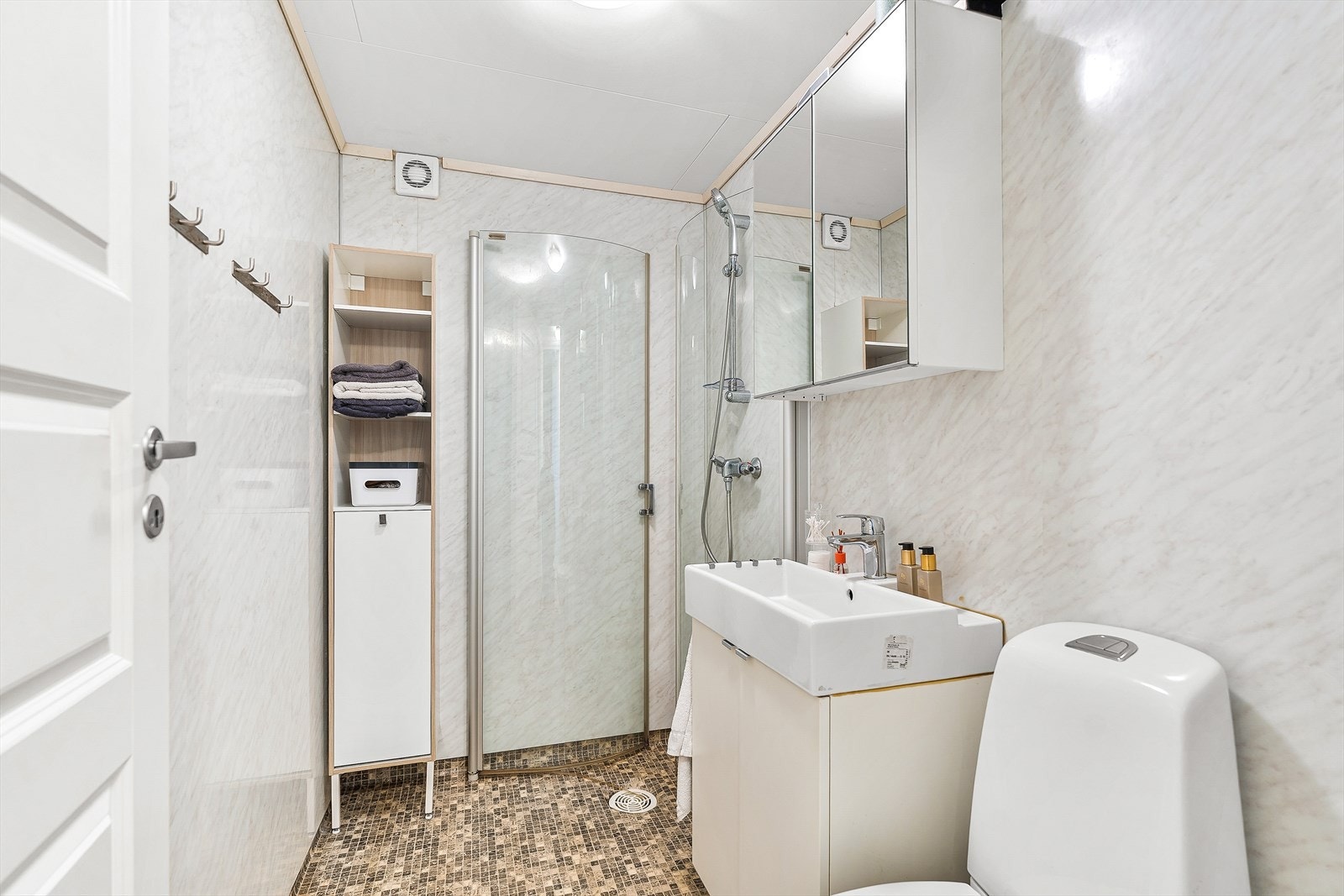 Badet har belegg på gulv og baderomsplater på vegg Galleribilde