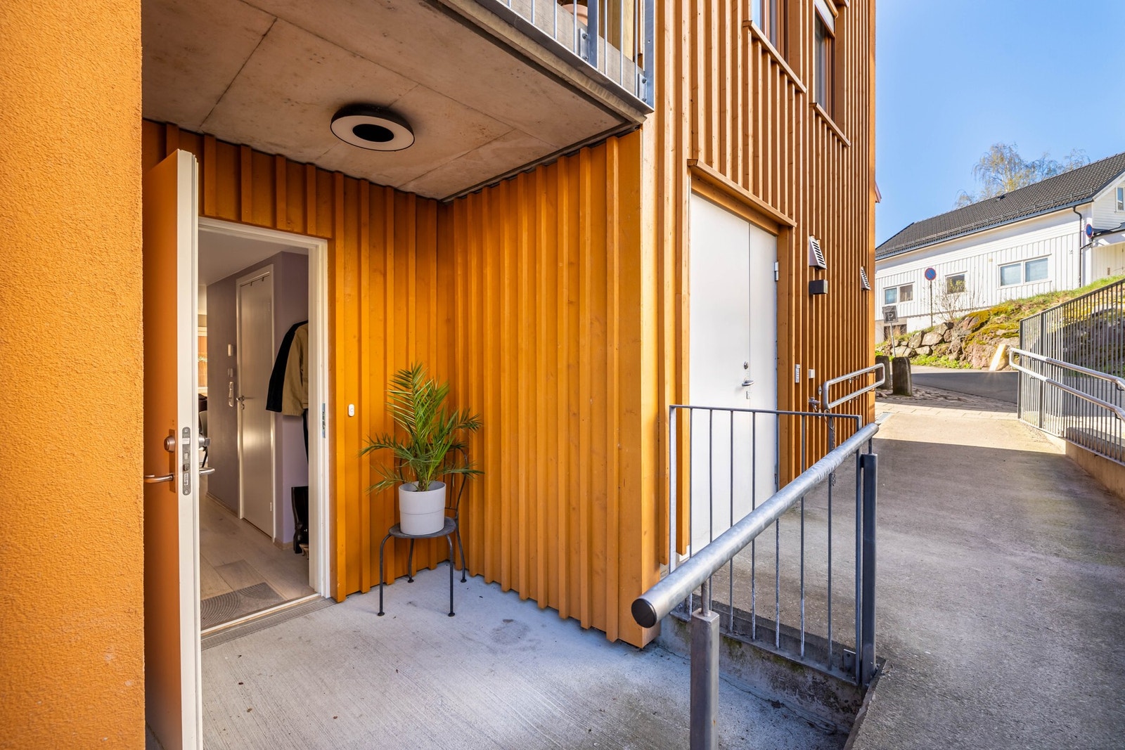 Leiligheten har egen inngang. Galleribilde
