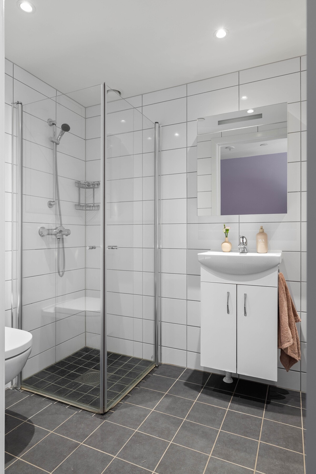 Badet er flislagt og oppført i henhold til teknisk forskrift fra 2010/2017. Her er det gulv med elektriske varmekabler og nedsenket dusjsone. Galleribilde
