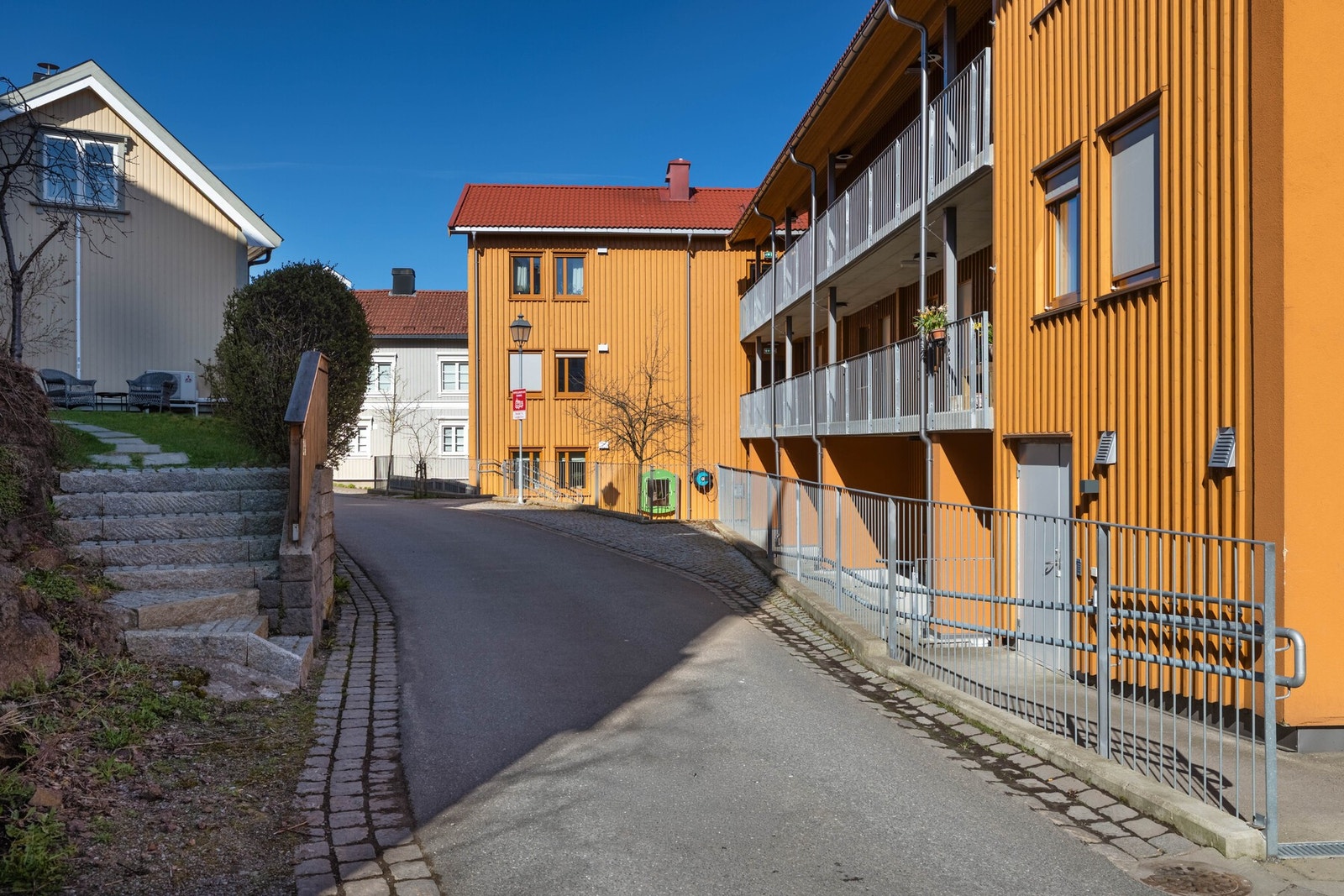 Dette er en bolig som passer godt for deg som ønsker en enkel og praktisk hverdag i en nyere leilighet, enten du er førstegangskjøper, pendler eller på jakt etter en lettstelt bolig i et etablert område. Galleribilde