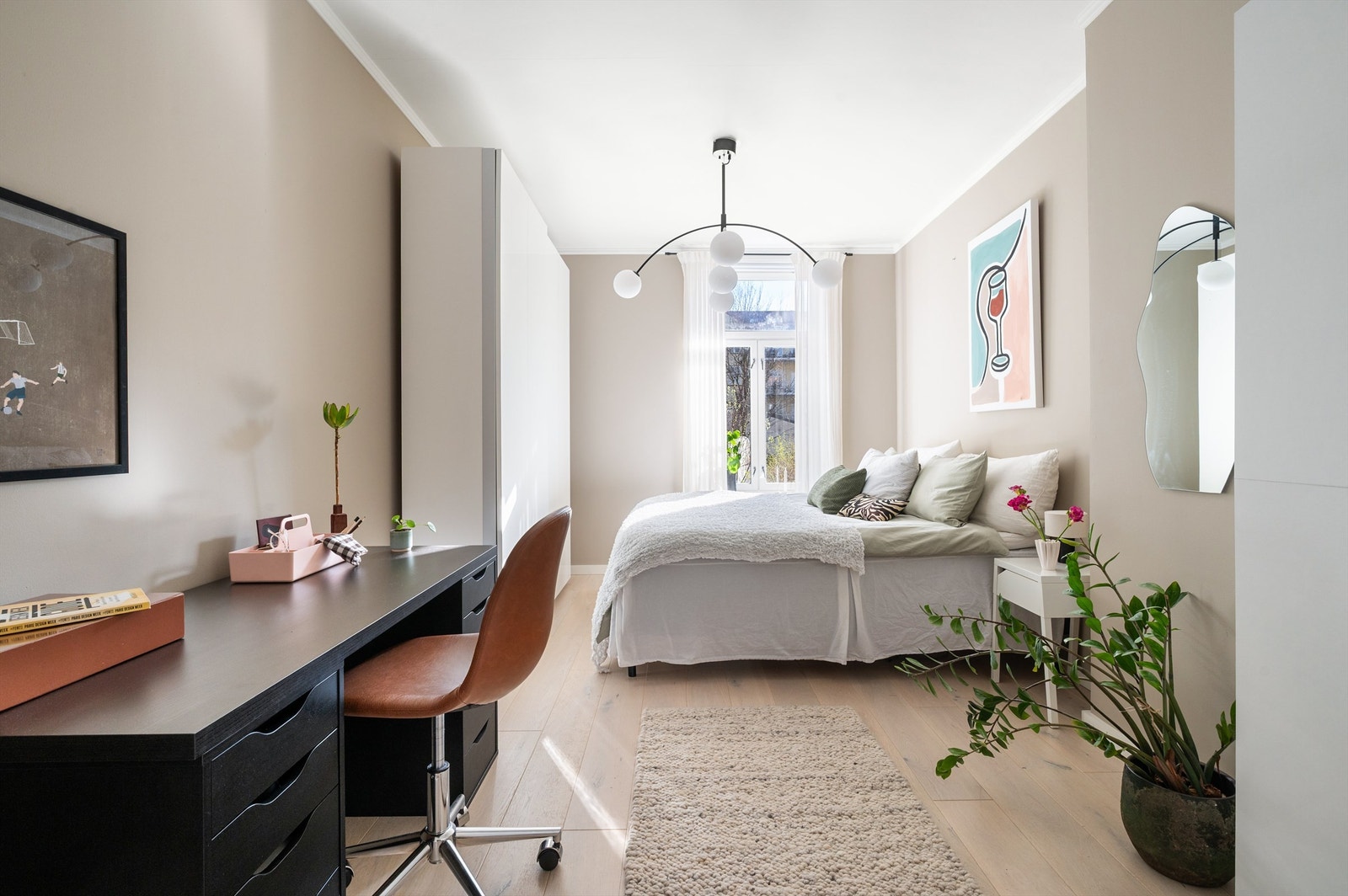 Hovedsoverommet har god plass til dobbeltseng, garderobeskap og en egen kontorplass. Galleribilde