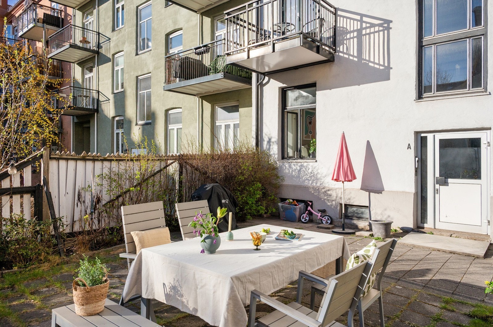 En skjermet og rolig bakgård, perfekt for å trekke seg tilbake fra byens puls. Galleribilde