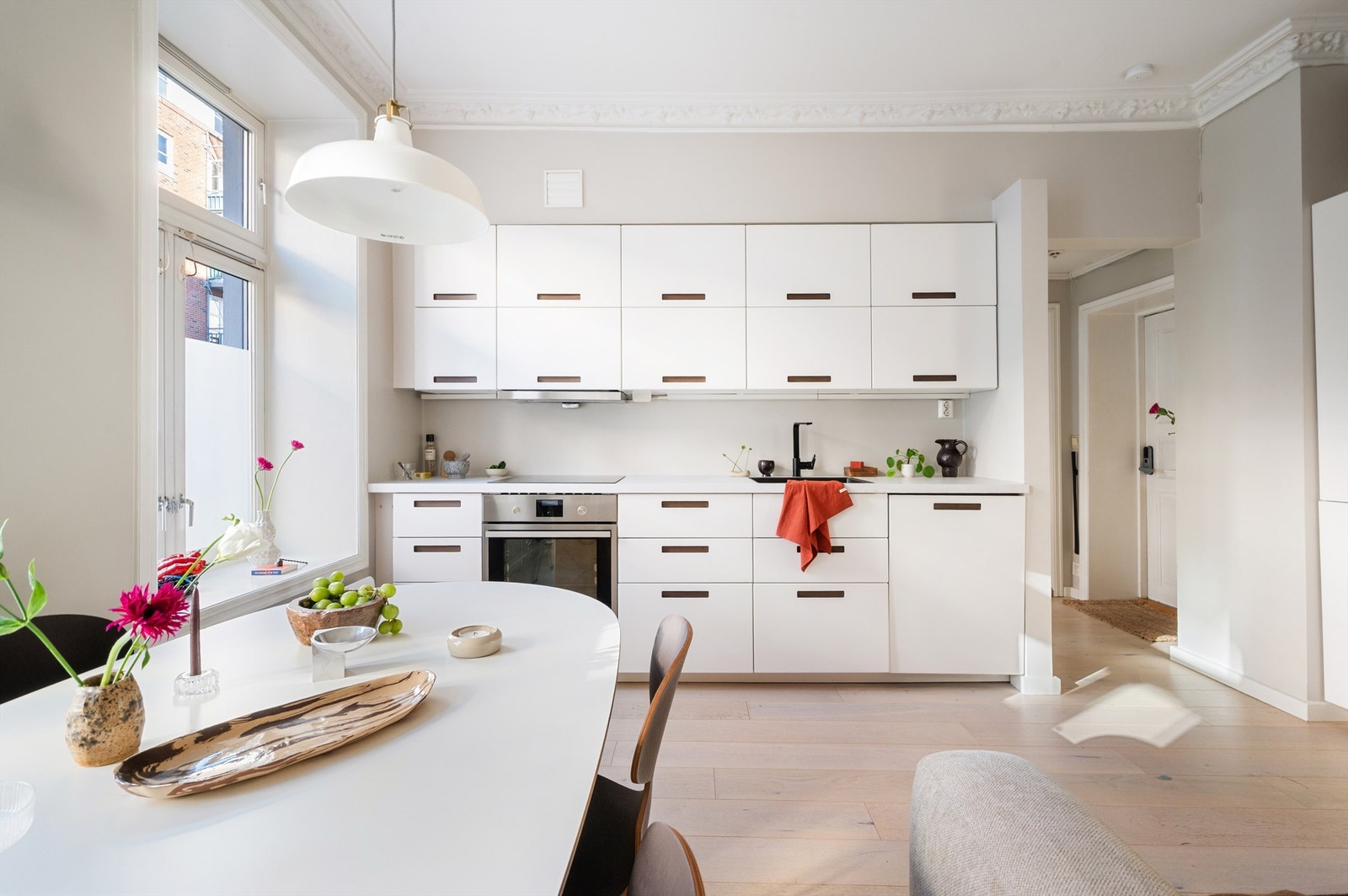 Her kombineres moderne standard med klassiske detaljer som stukkatur, en takhøyde på opptil 2,76 meter og eksponert teglstein. Galleribilde