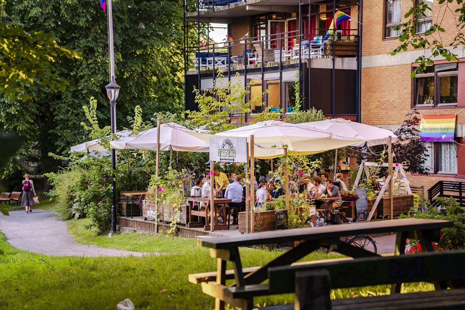 På sommerstid holder Biergarten åpent ved Akerselva. Galleribilde