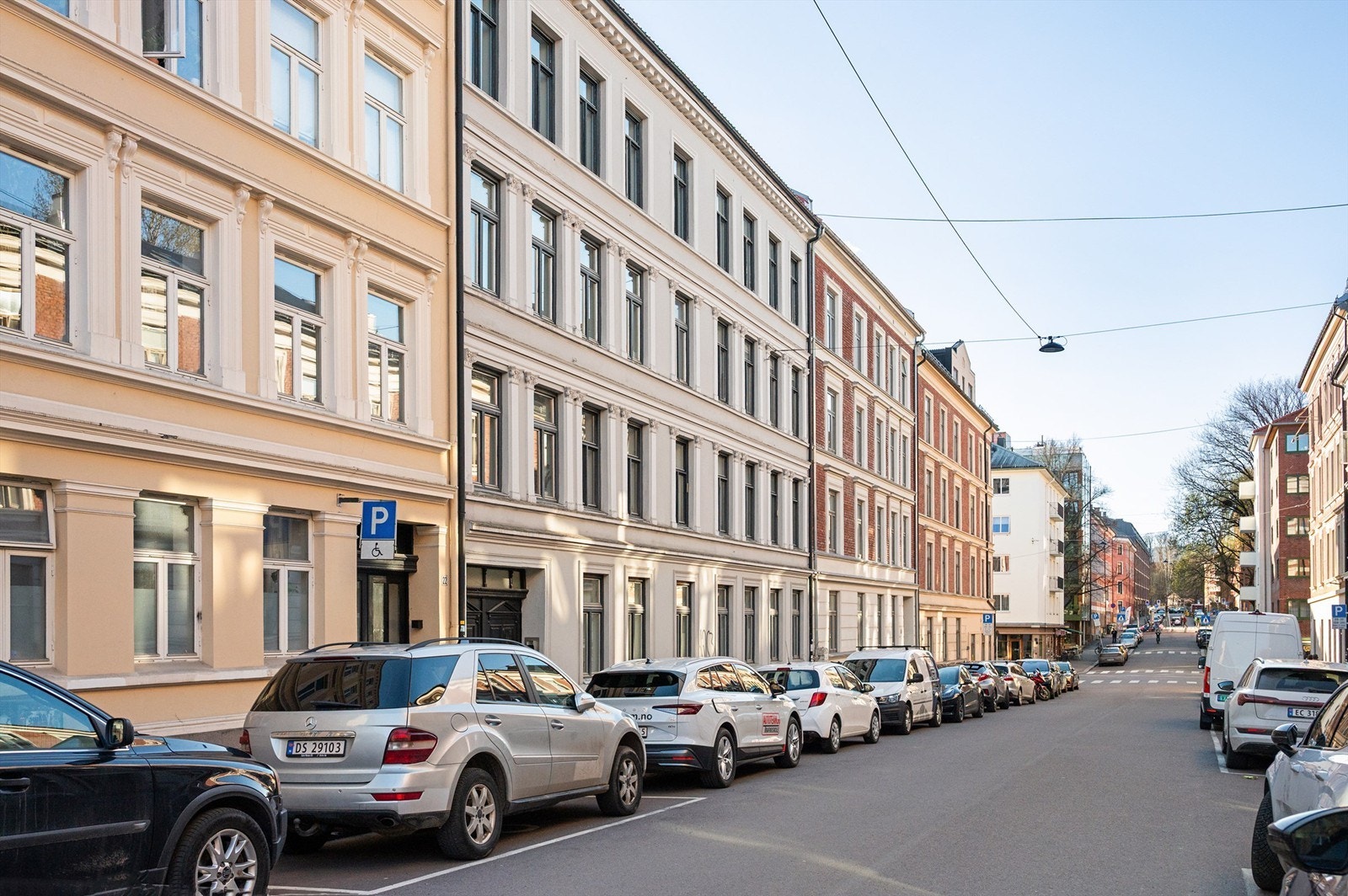 Du bor i et trygt og veletablert nabolag, samtidig som du kun er en kort spasertur unna alt du trenger i hverdagen. Galleribilde