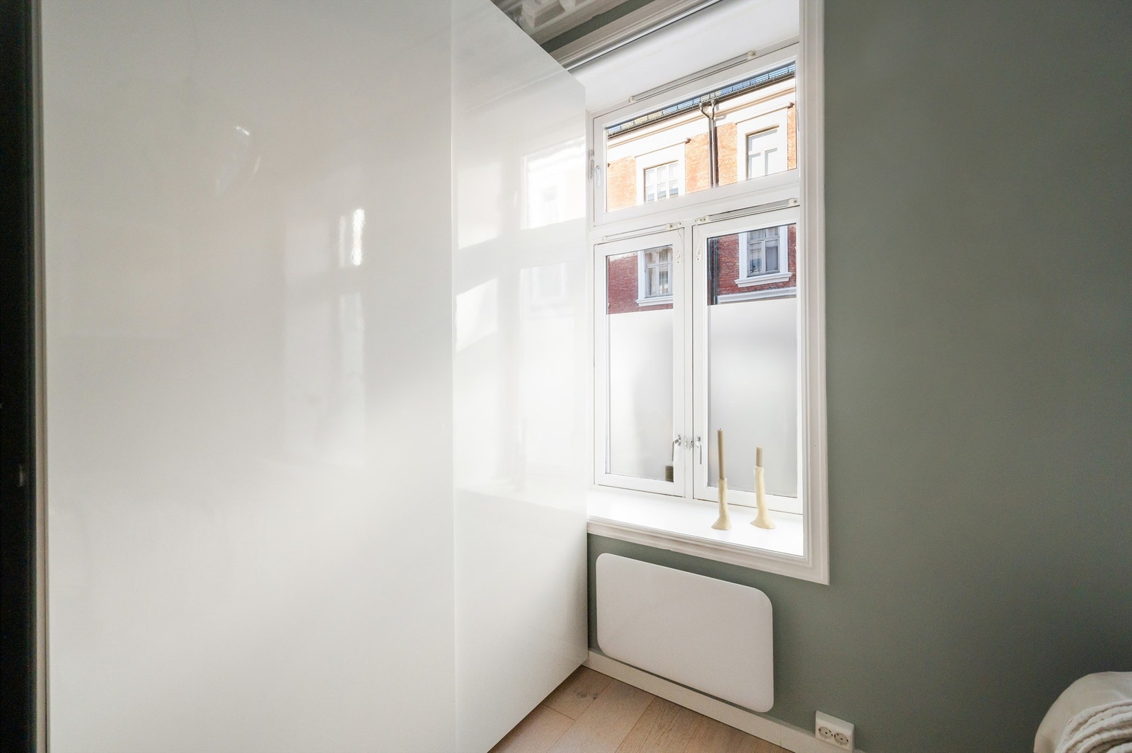 God oppbevaringsplass i en romslig garderobe. Galleribilde