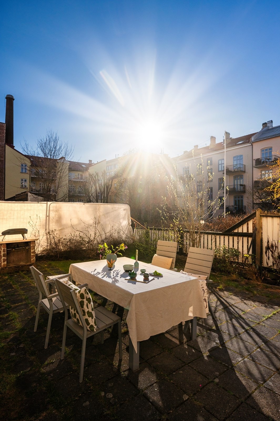 Borettslagets felles uteområde er utstyrt med utegrill og sittegruppe for beboerne. Galleribilde