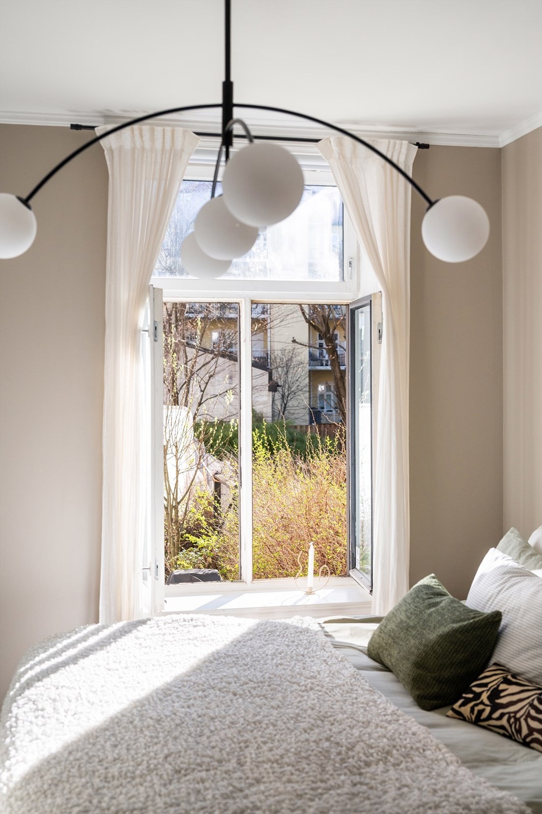 Det store vinduet gir rikelig med dagslys. Galleribilde