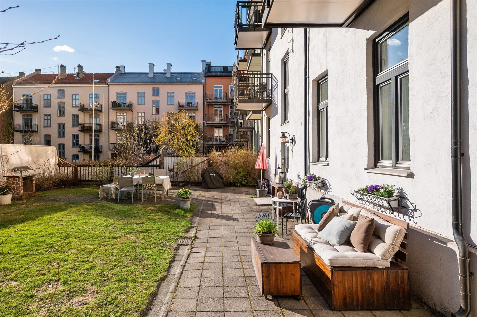 Uteområdet er pent opparbeidet med plen og hellelagt uteplass. Galleribilde