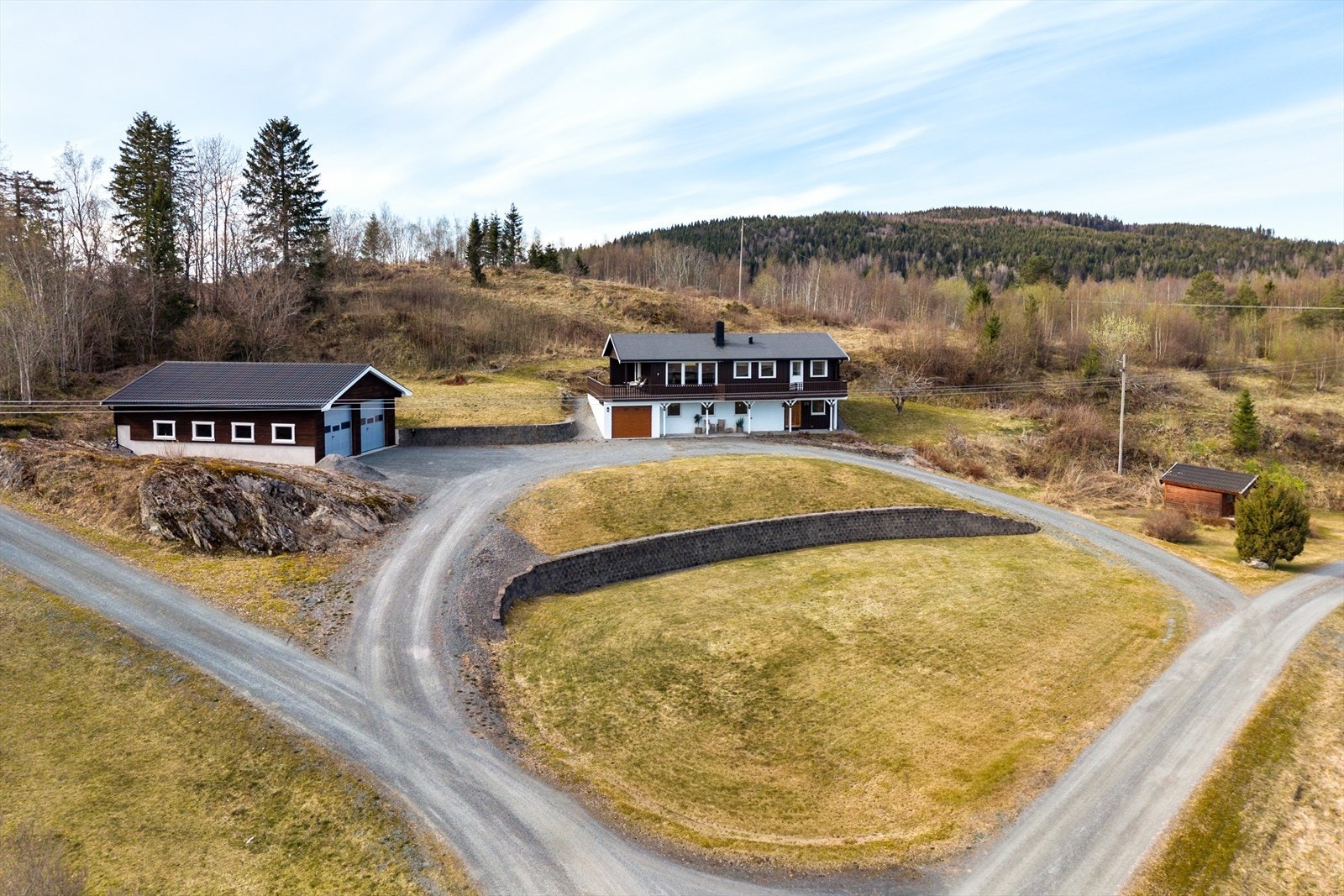 Aktiv Eiendomsmegling v/ Hallvard Fjone har gleden av å presentere Ellanhaugvegen 20 - en godt vedlikeholdt enebolig med en landlig beliggenhet. Galleribilde