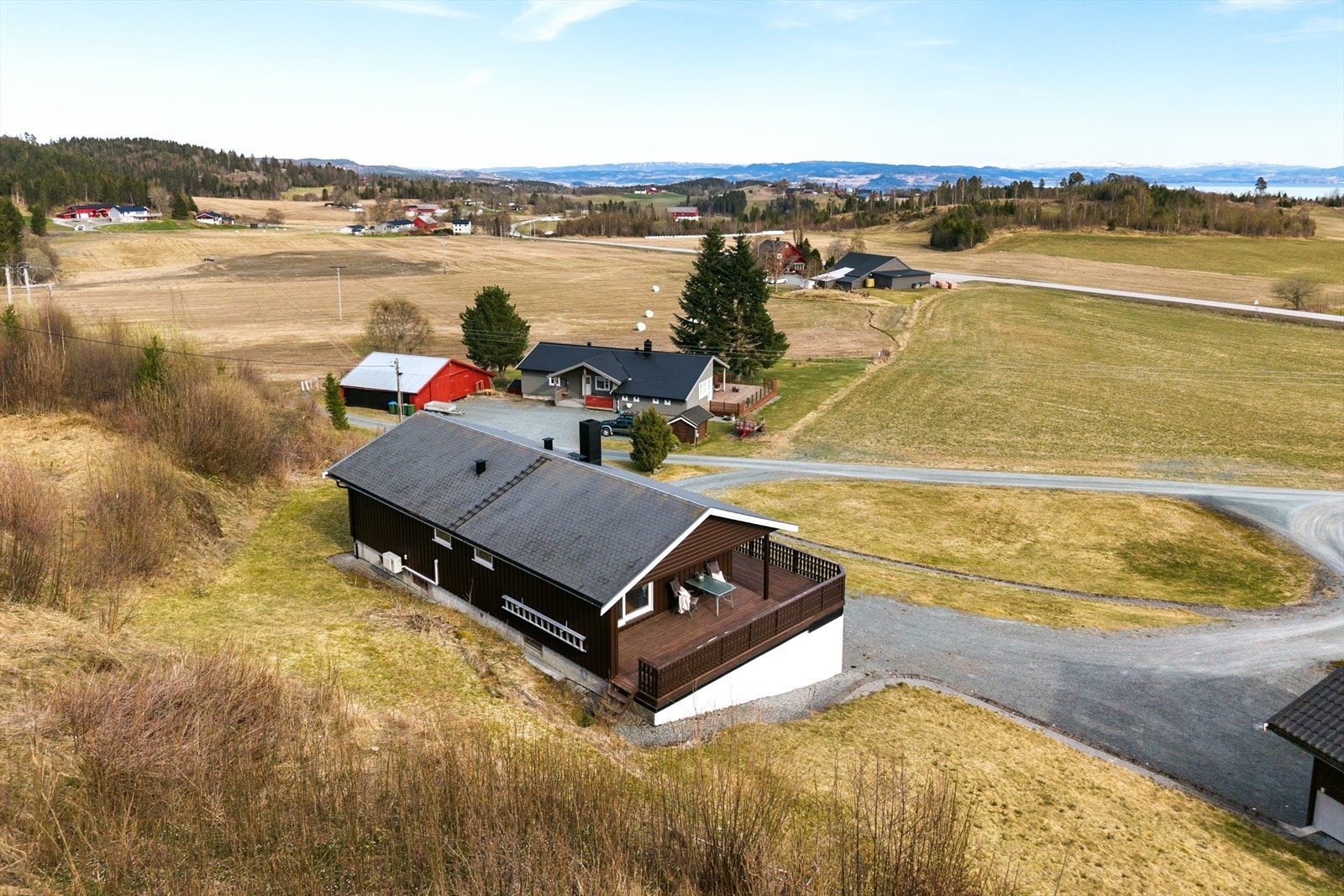 Ute venter en imponerende tomt på hele 2 218m², som byr på rikelig med boltreplass, privatliv og muligheter. Galleribilde