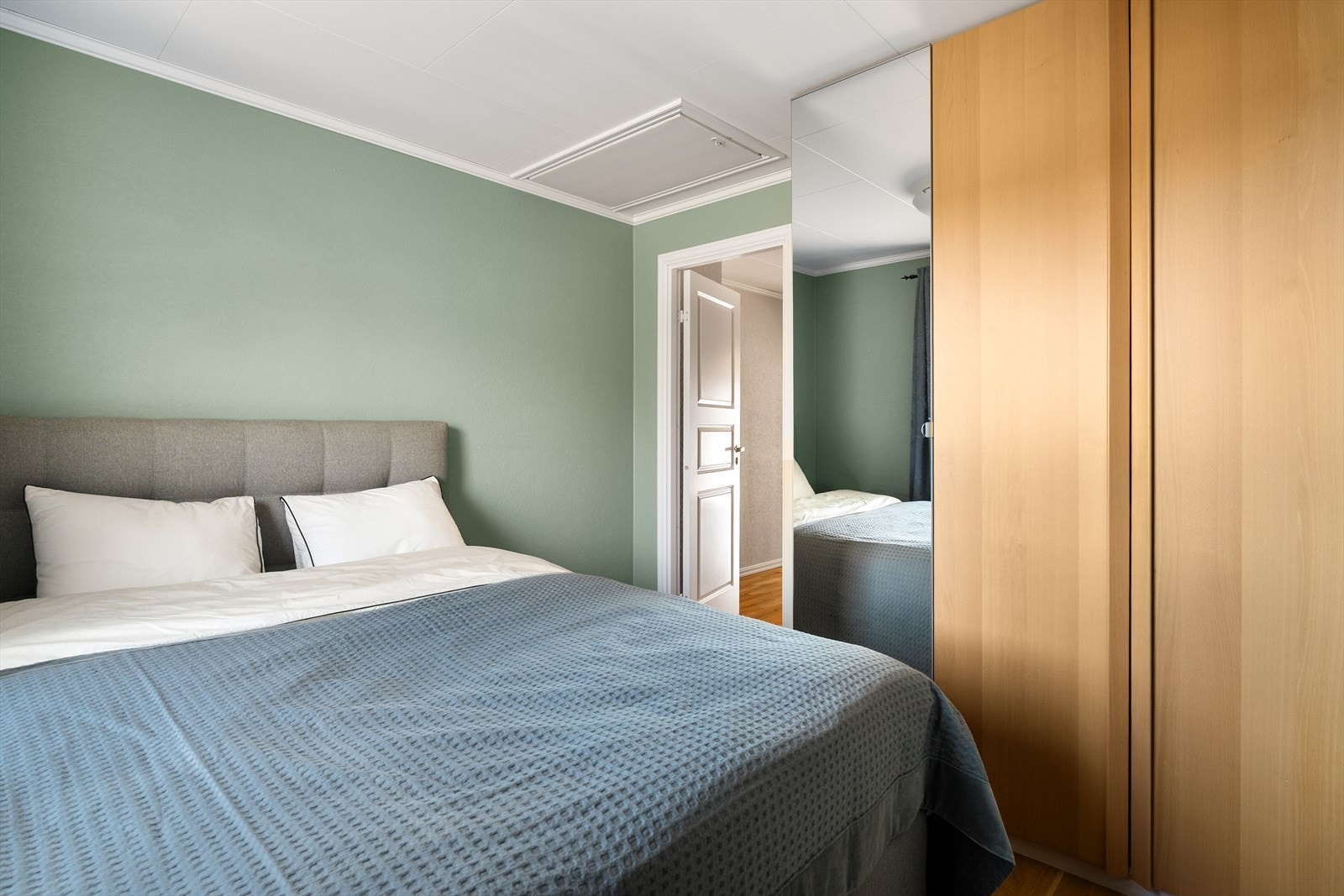 Et av boligens flere soverom. Her vil man ha god plass til dobbeltseng og garderobe. Galleribilde