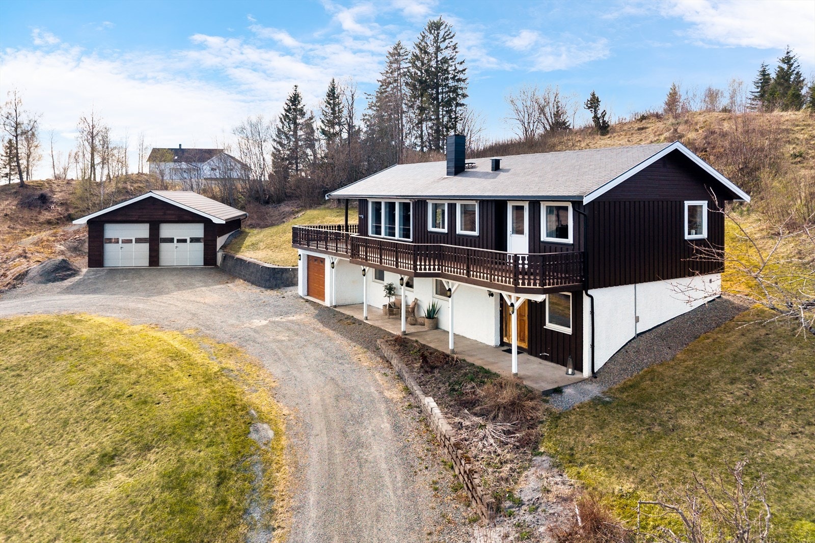Boligen fremstår romslig og innholdsrik, med gode oppholdsrom og en planløsning som passer godt for både familier og deg som ønsker god plass i hverdagen. Galleribilde