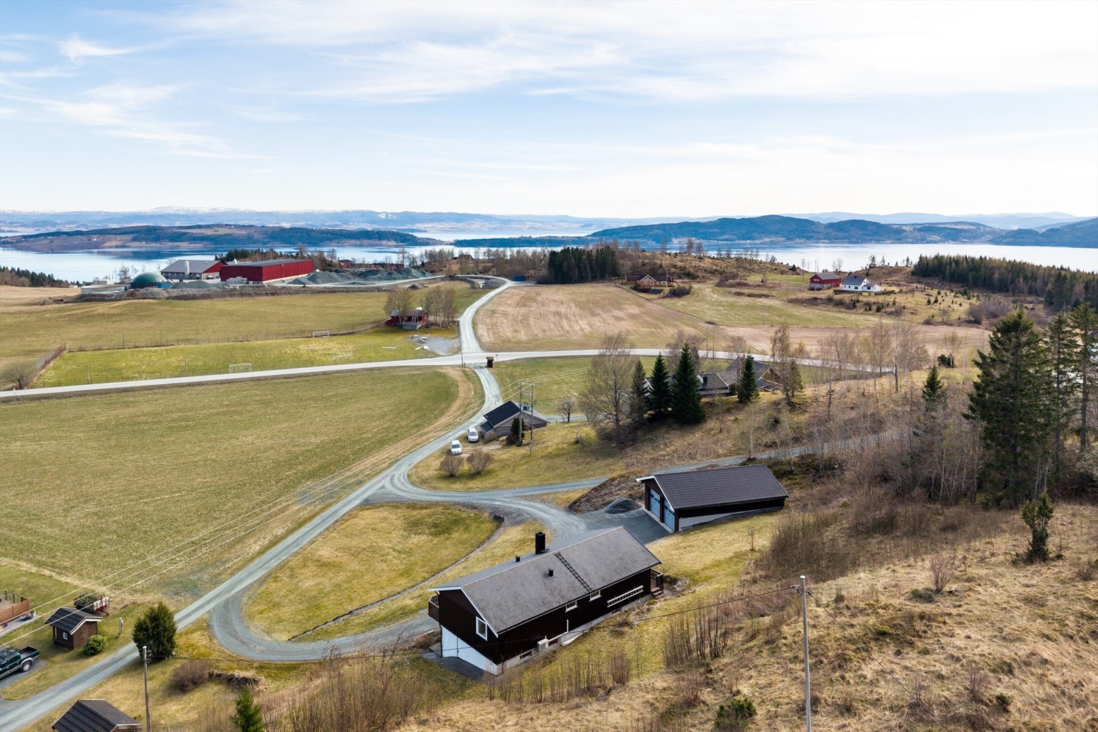 Fra eiendommen bruker man kun 9 minutter inn til Mosvik sentrum og ca. 14 minutter til Straumen Galleribilde