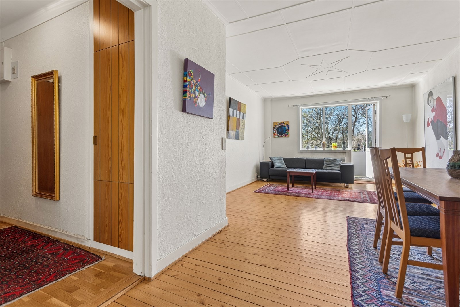 Varmtvann, fyring og bredbånd er inkludert i felleskostnadene. Galleribilde