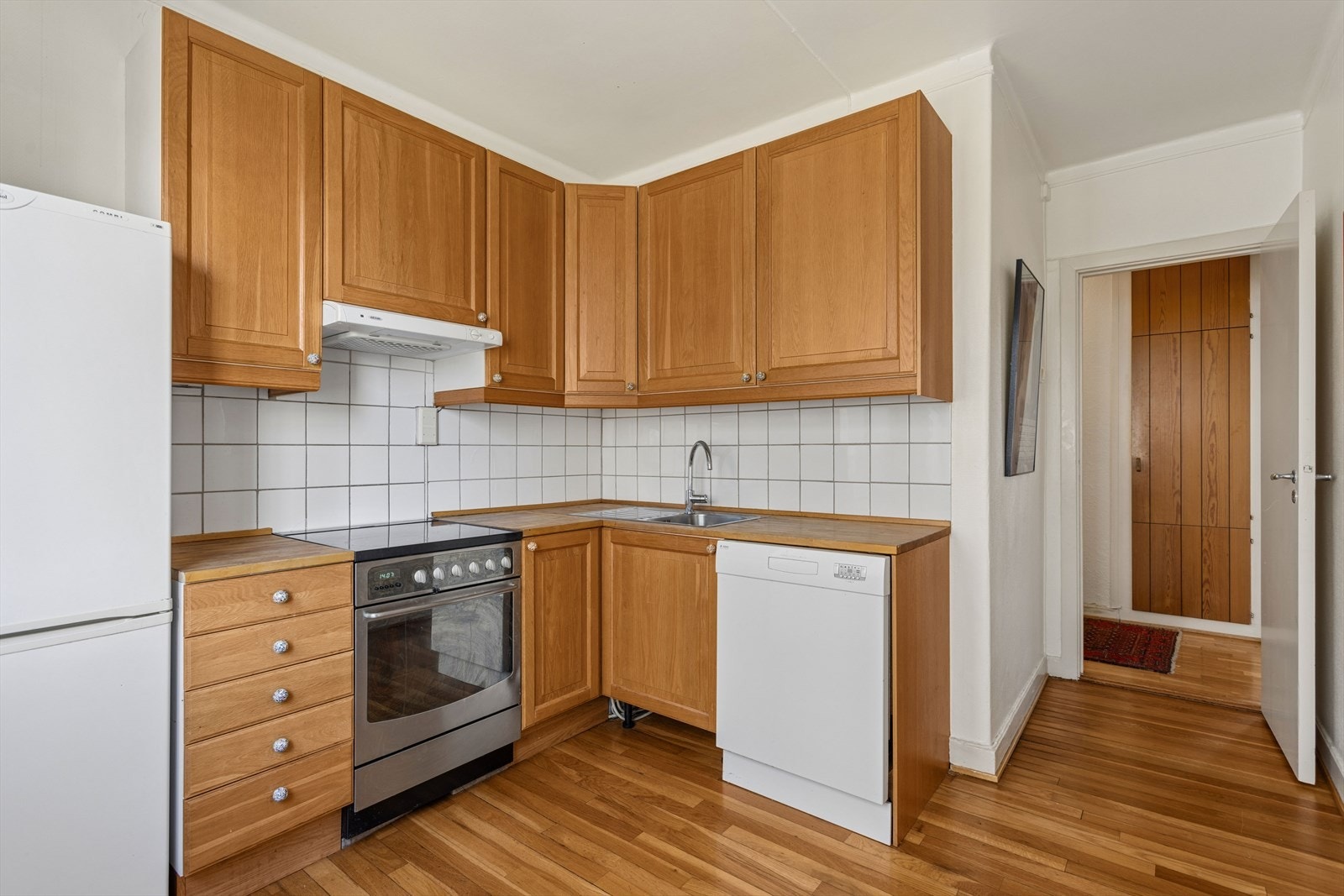 Det er plass og opplegg for oppvaskmaskin, komfyr og kjøl/frys. Kjøkkenventilator med kullfilter over kokesonen. Galleribilde