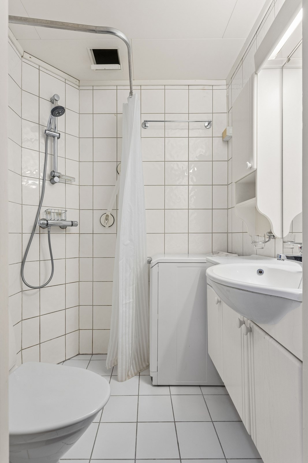 Badet ble totalrehabilitert i regi av sameiet i 2001. Rommet har flislagte overflater, elektriske varmekabler i gulvet og opplegg for vaskemaskin. Innredningen består av en heldekkende servant, toalett og dusj med forheng. Galleribilde
