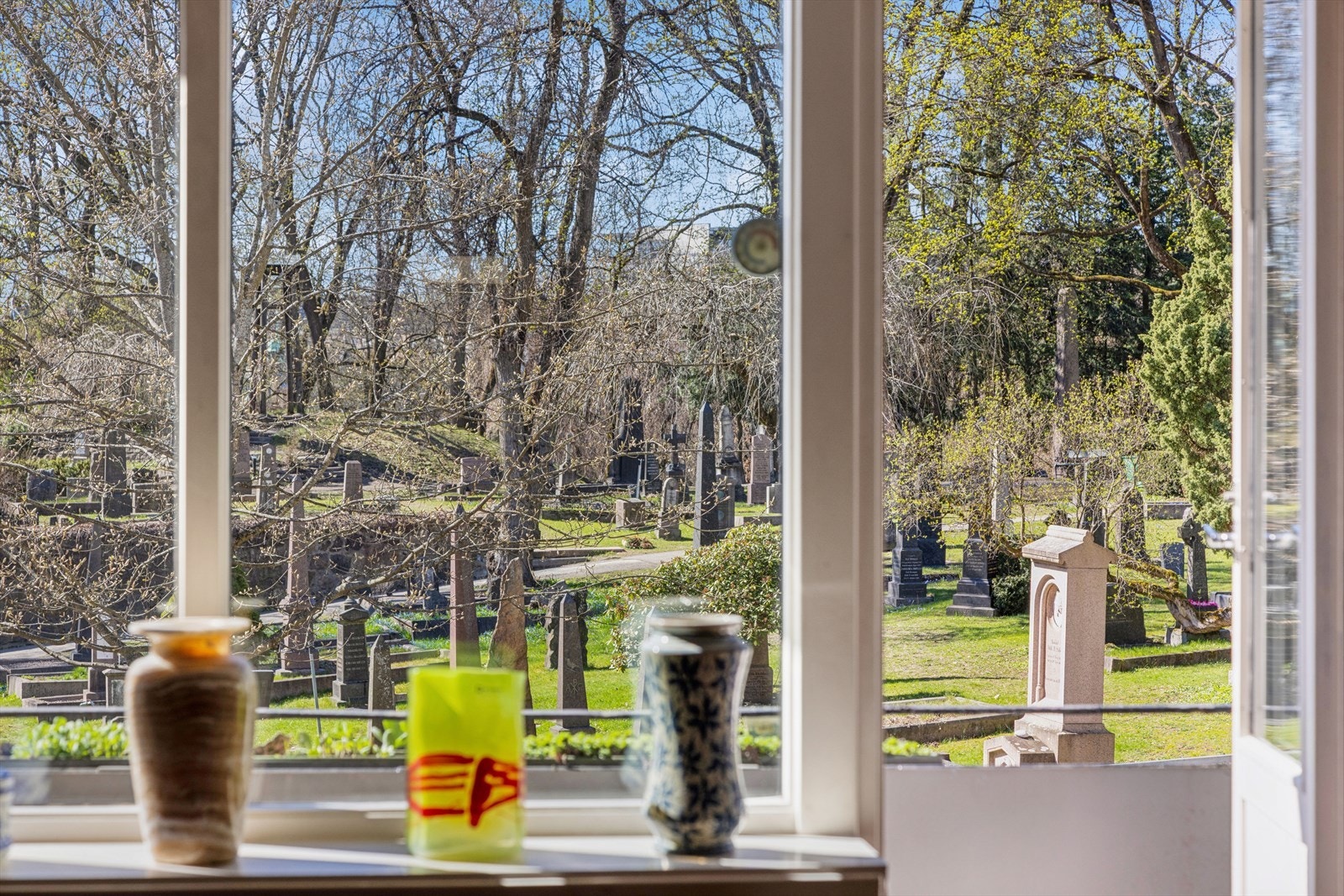 Leiligheten ligger fredelig til, med utsyn mot Gamle Aker Kirke og de grønne omgivelsene. Galleribilde