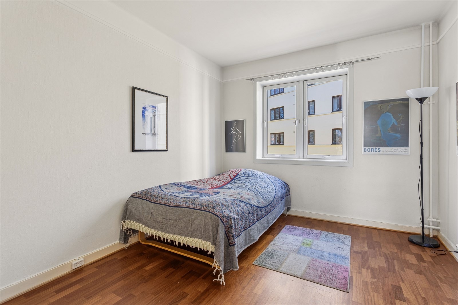 Soverommet har parkettgulv og vender mot en rolig bakgård. Galleribilde