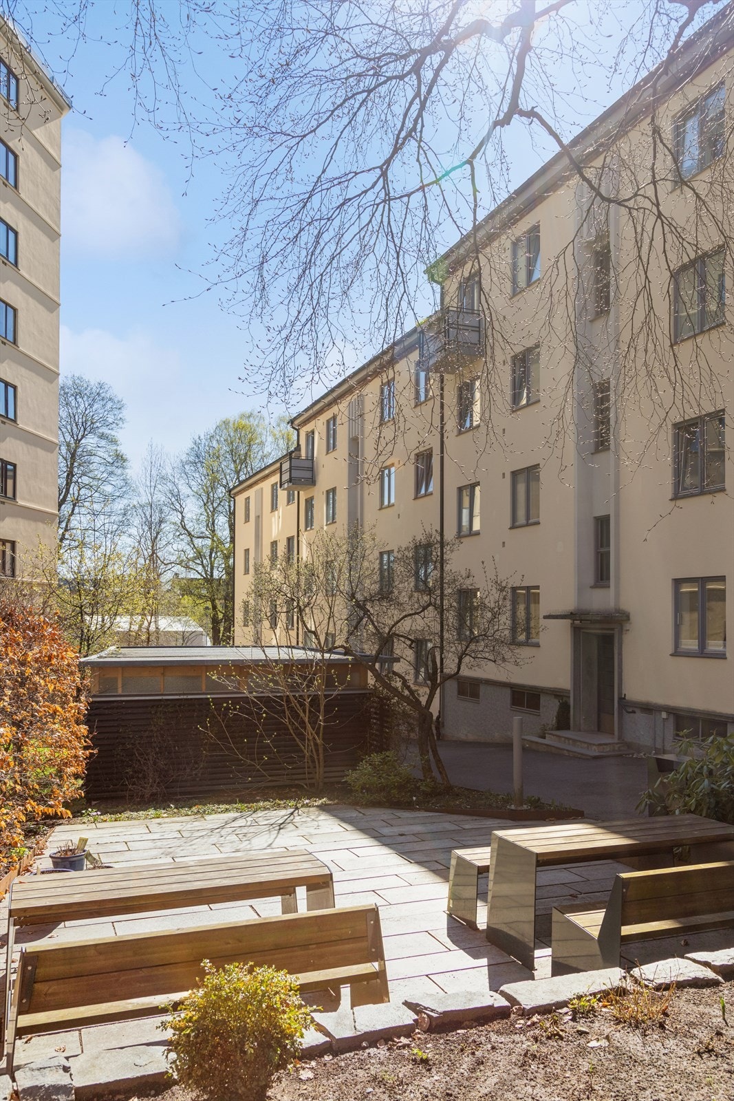 Fellesarealene har sittegrupper og sykkelstativer. En hagegruppe i sameiet vedlikeholder utearealet. Galleribilde