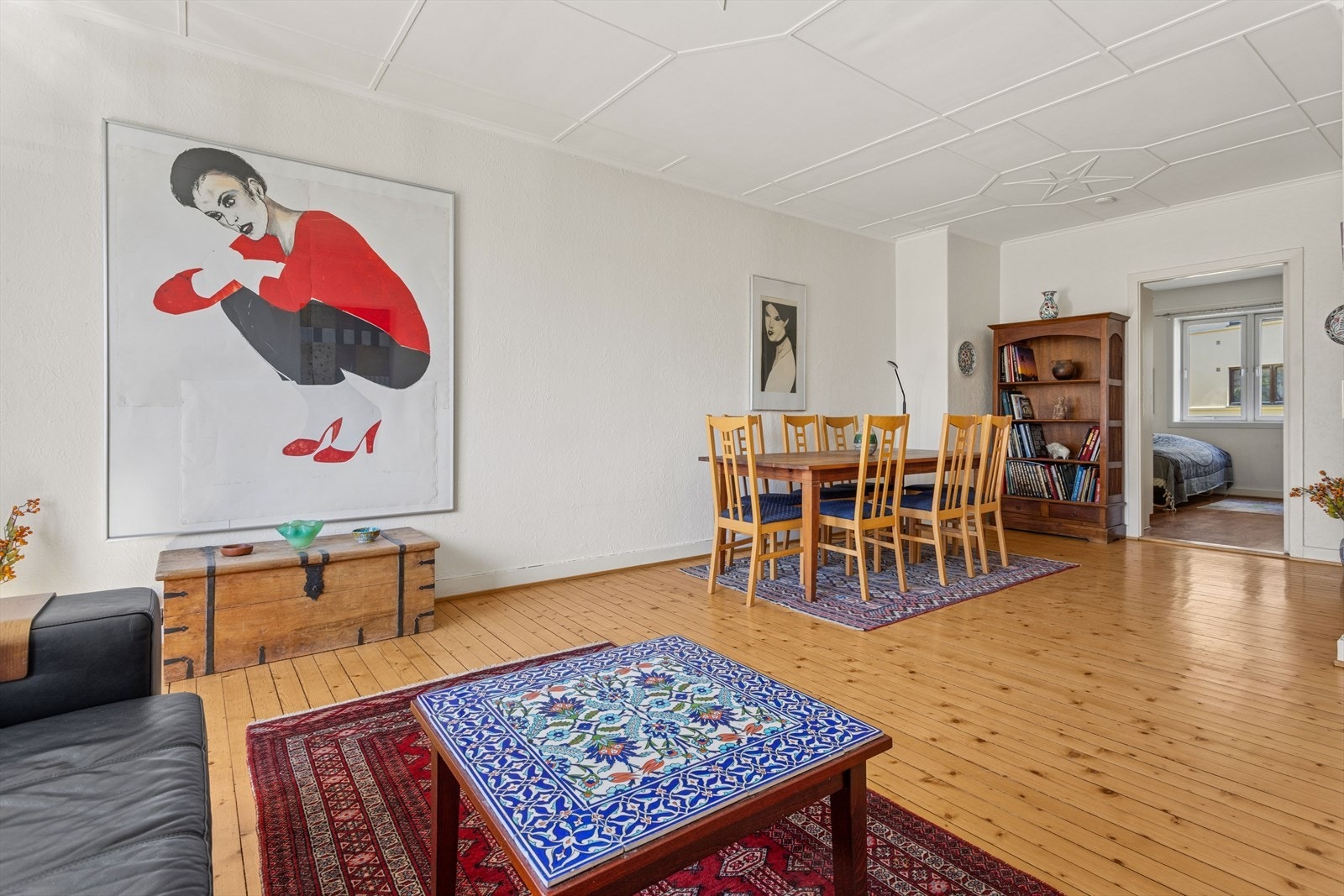 Stuen har god plass til både sofagruppe og spisebord, med originale tregulv som gir rommet karakter. Galleribilde
