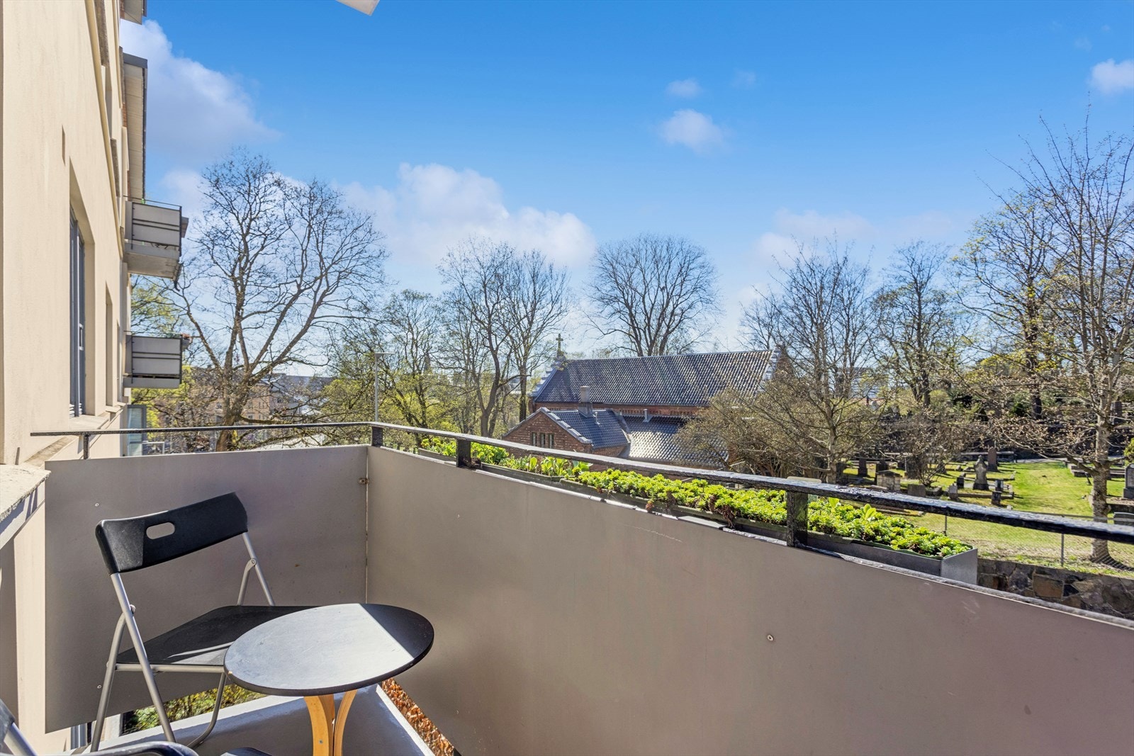 Den vestvendte balkongen er på ca. 2,6 m² og har plass til en sittegruppe. Galleribilde