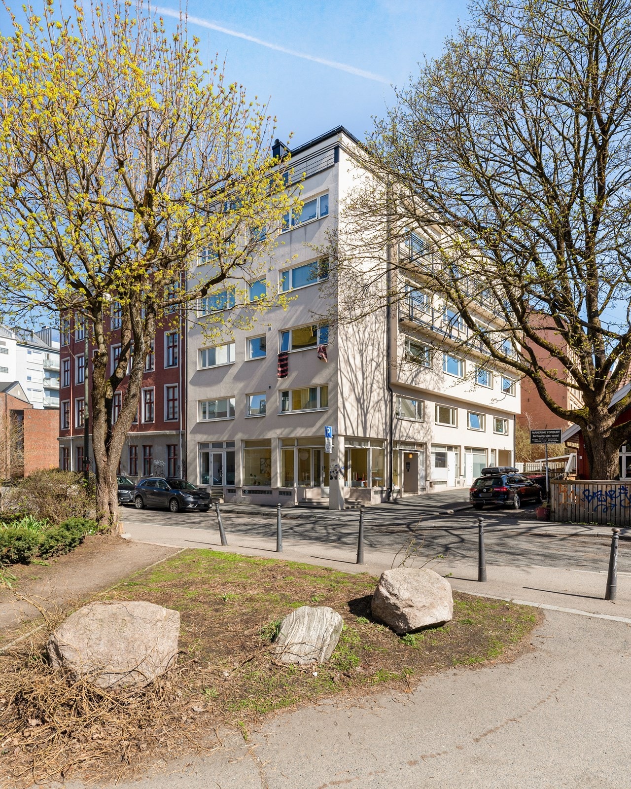 I Enebakkveien 20 bor du rolig innerst i en blindgate, i et vakkert og originialt funkisbygg. Galleribilde