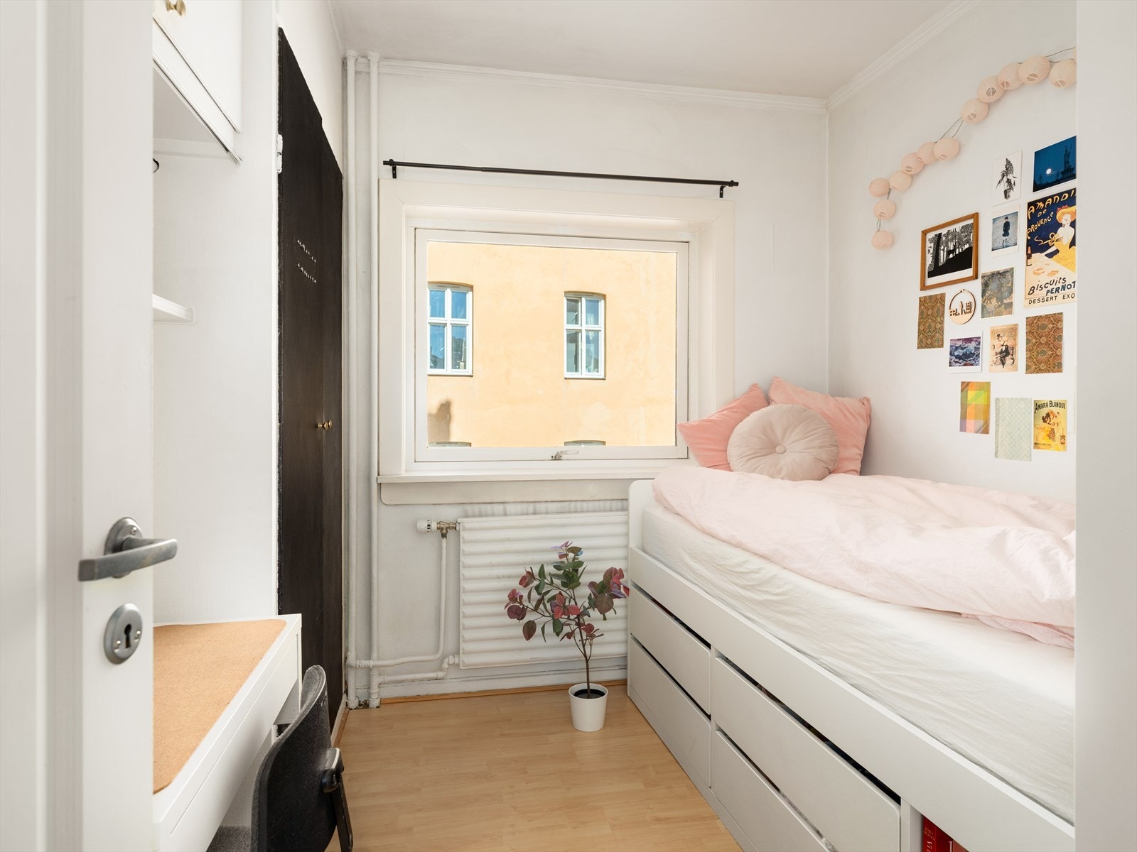 Soverommet ligger fint til i andre enden av boligen, vendt mot indre gårdsrom. Galleribilde