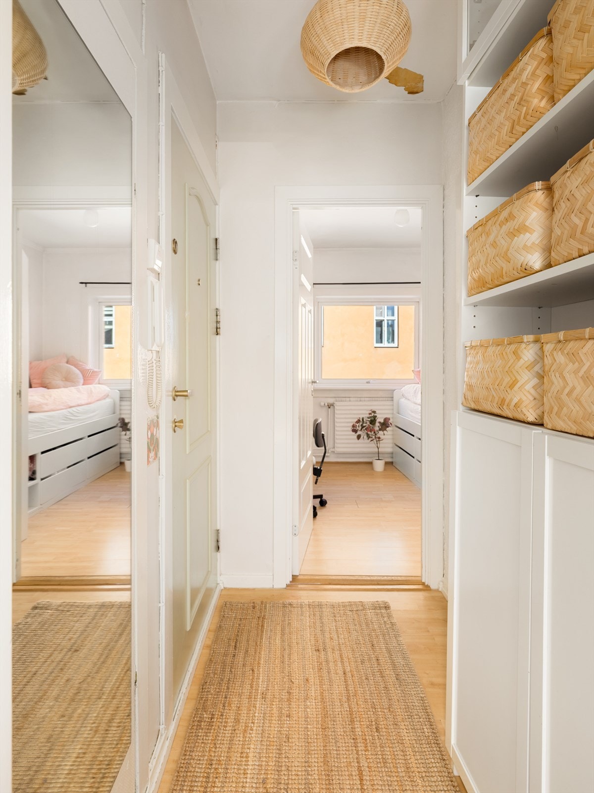 Gangen er praktisk med plass til garderobeskap for oppbevaring av sko og yttertøy. Her er det også en innvendig bod med garderobestang (på nesten 1 m2). Galleribilde