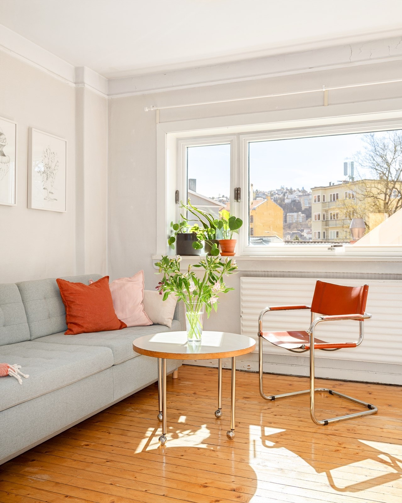 Den kvadratiske stuen gir gode møbleringsmuligheter, med plass til både sofa- og TV-krok. Galleribilde