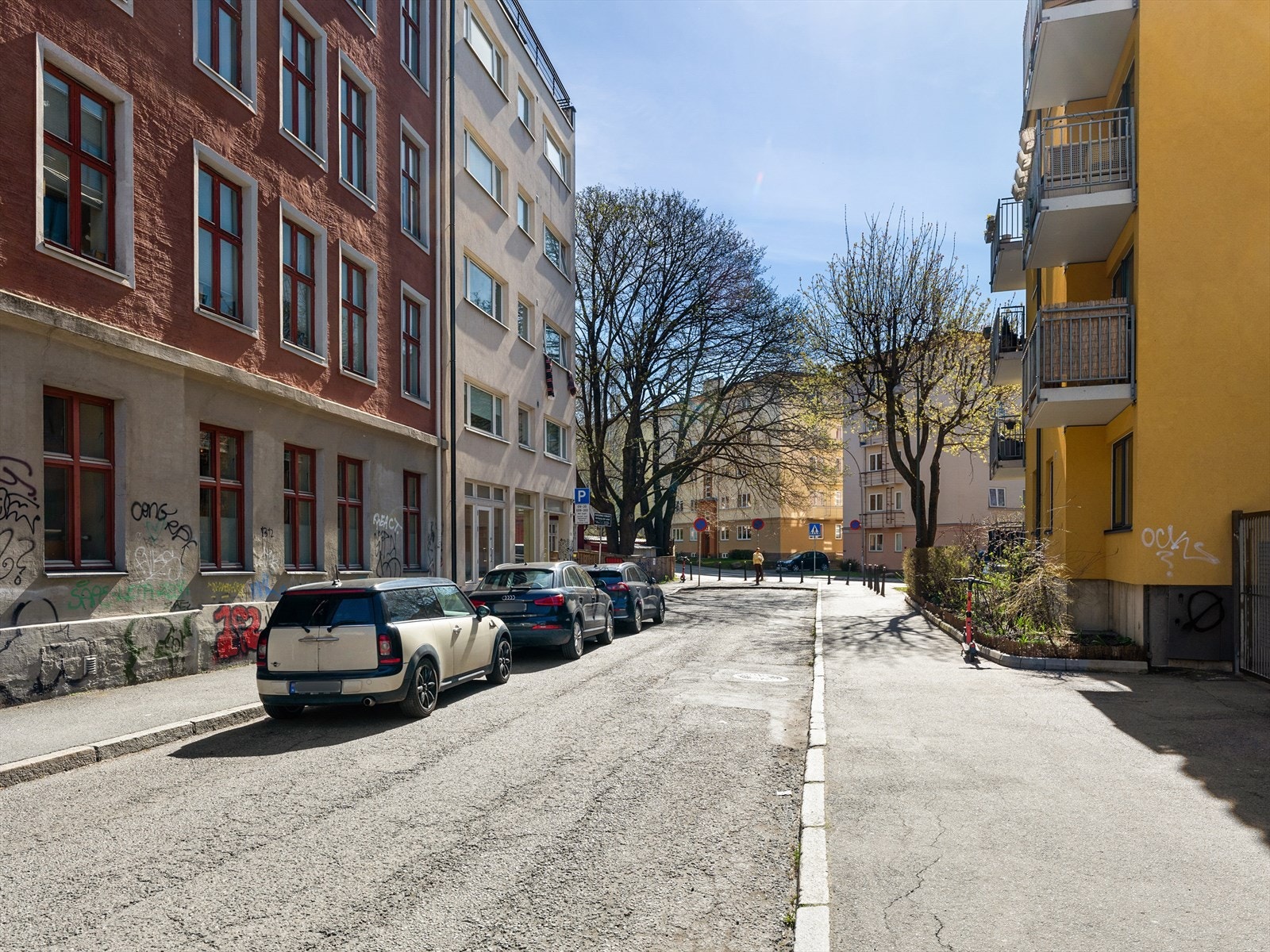 Både 37-bussen og 20-bussen like ved, noe som gjør det enkelt å forflytte seg rundt i byen, det er også gangavstand til sentrum og flere bysykkelstativer like ved. Det er også gateparkering rett utenfor døren! Galleribilde