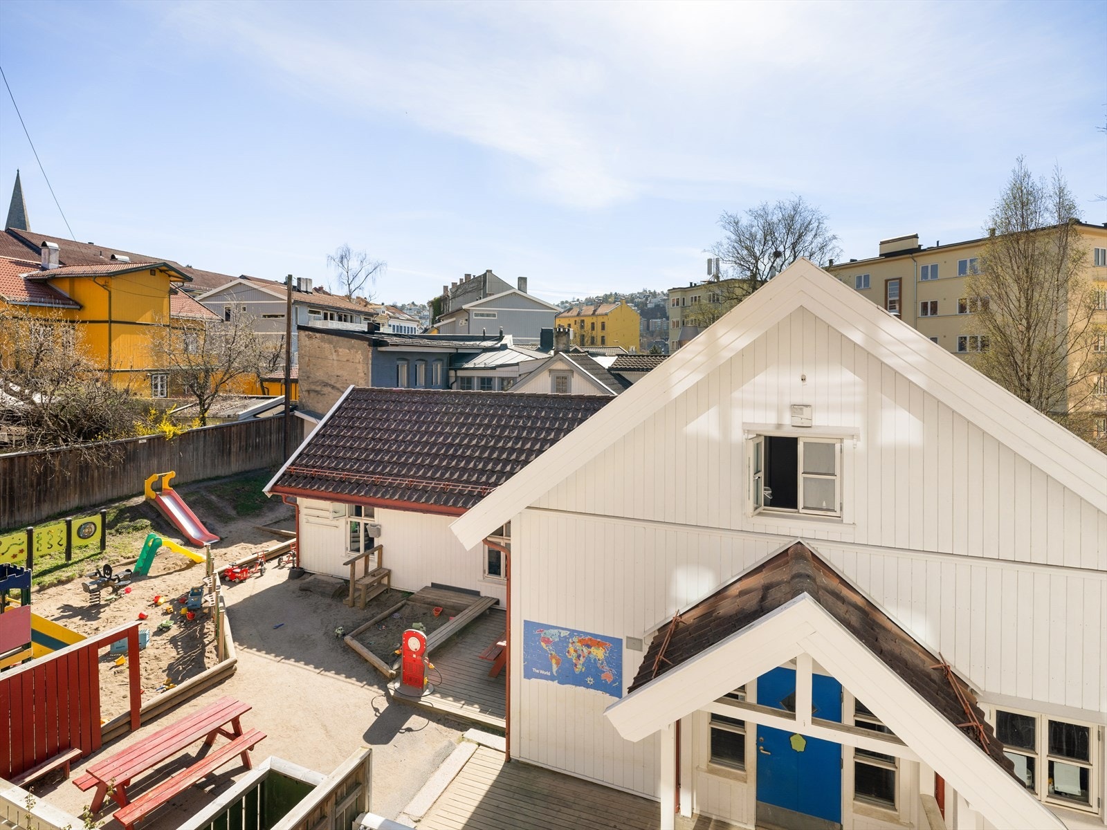 Fra stuen har du flott flott utsyn og svært lite innsyn. De store vinduene inviterer omgivelsene inn i rommet. Galleribilde