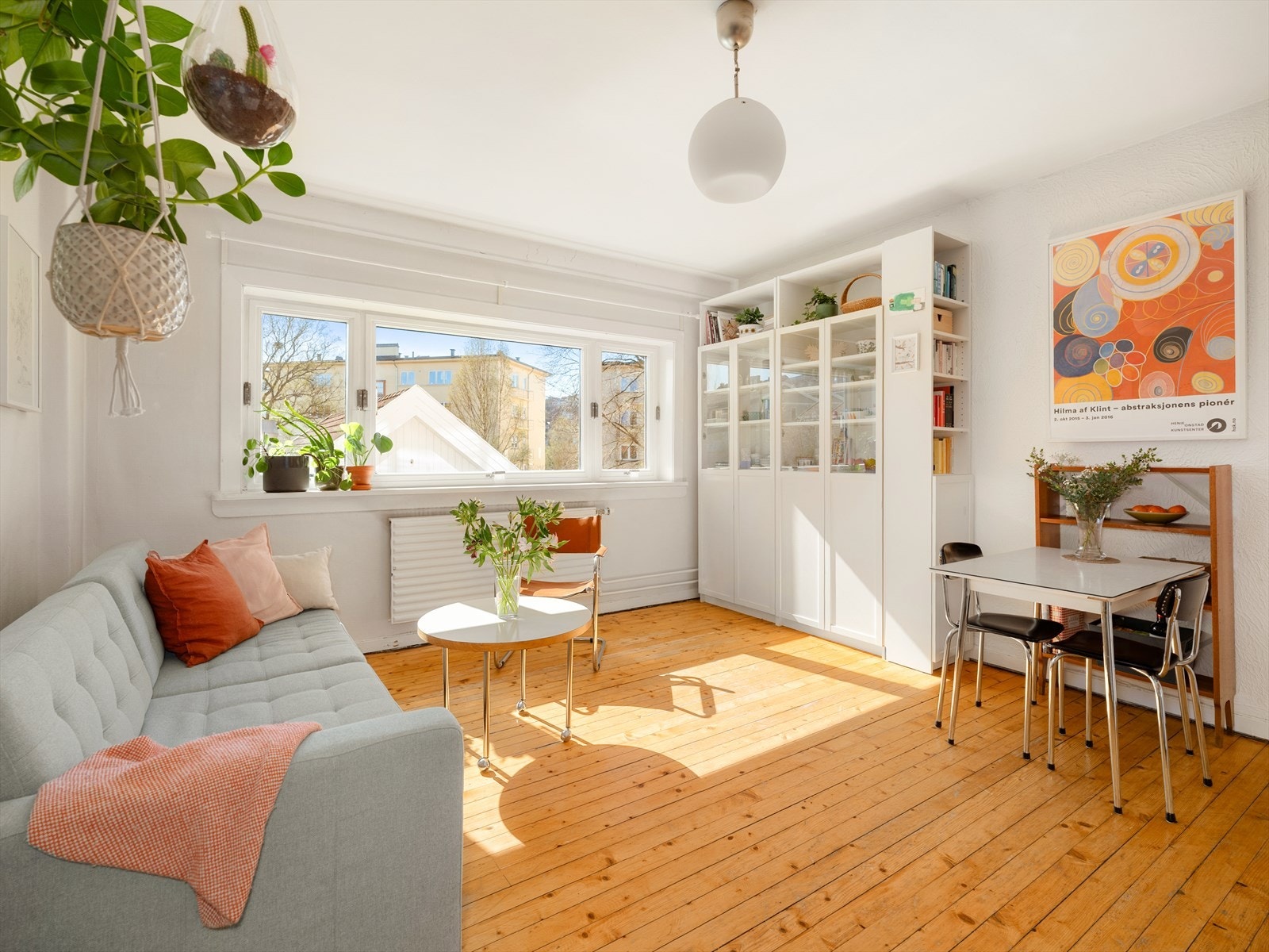 Her er det ingen rom som føles trange. Kombinasjonen av den rause takhøyden, store vinduer og god intern beliggenhet bidrar til en herlig romfølelse. Galleribilde