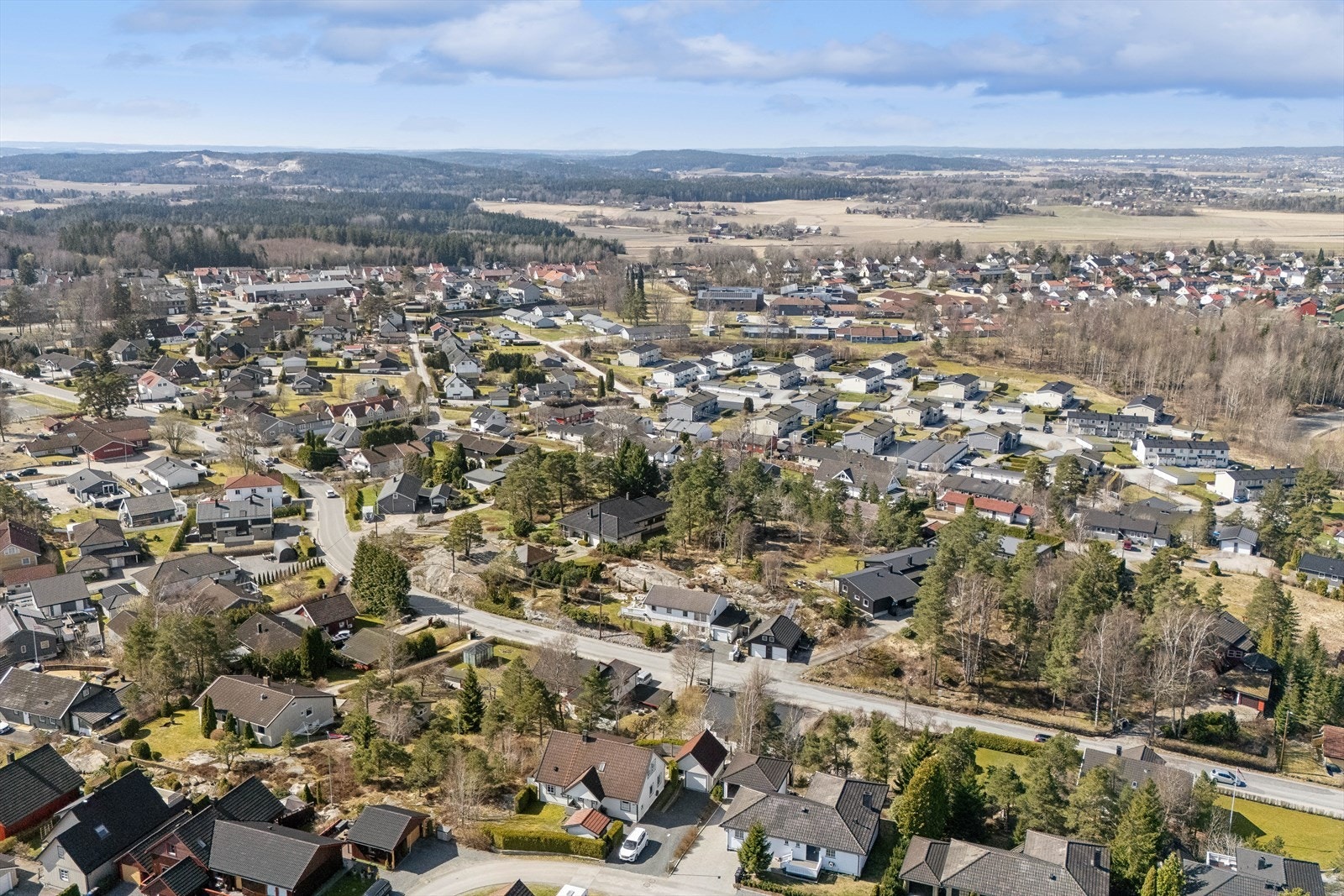 Tomten ligger i et populært område, med gangvei til skoler, barnehage og idrettsanlegg. Galleribilde