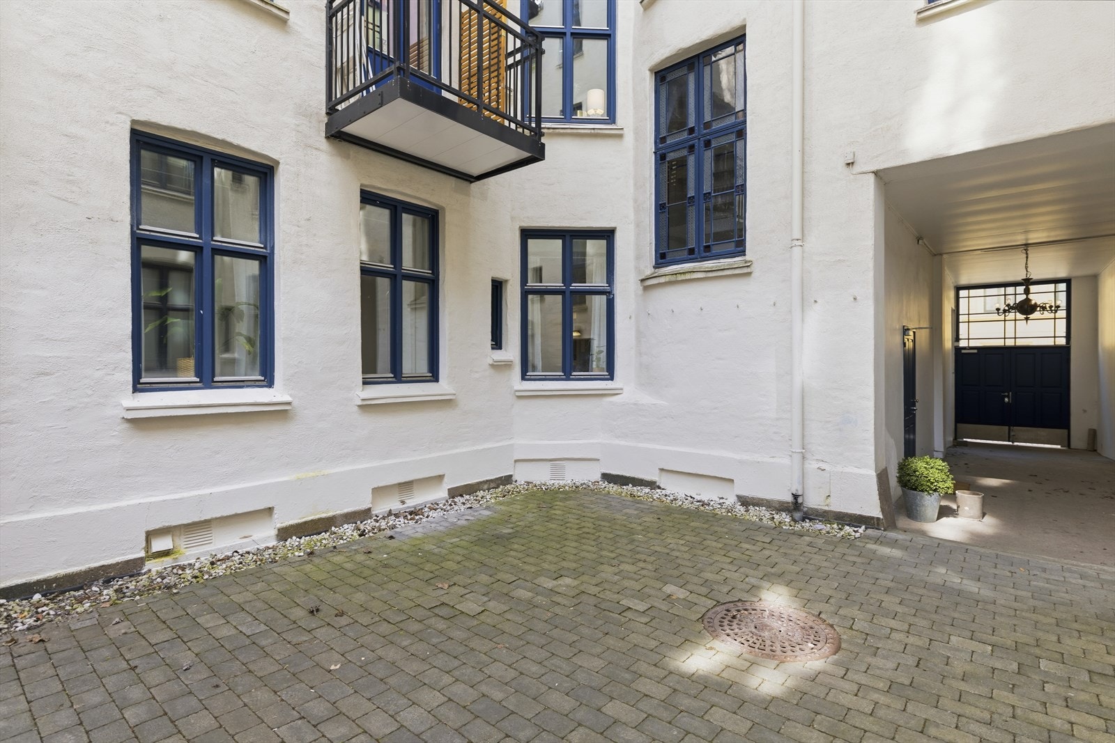 Felles bakgård med pent opparbeidet dekke. Galleribilde