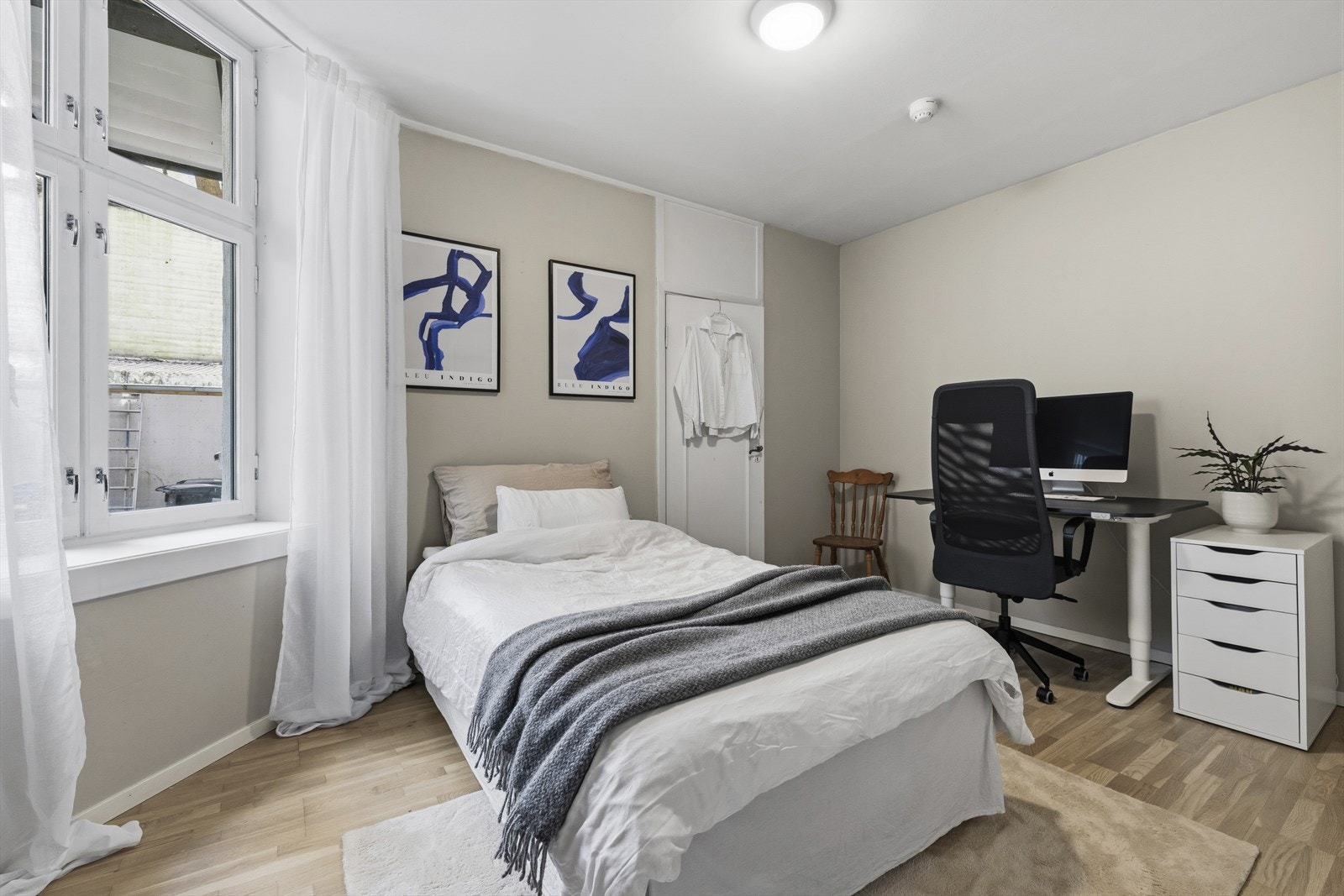 Soverom 1 vender mot rolig bakgård og har plass til seng og arbeidsplass, samt gode muligheter for garderobeløsning. Galleribilde