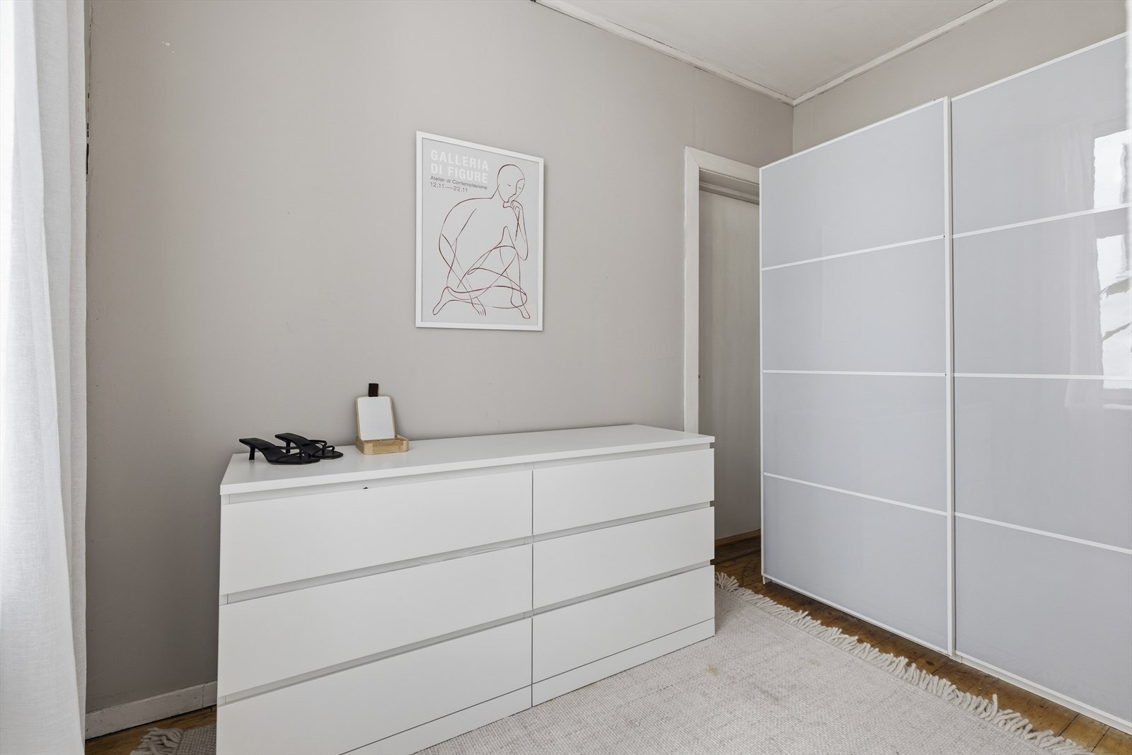 I tilsvarende boliger i borettslaget er det etablert ekstra soverom i dette området. Bak skap er det dør med adkomst til baktrapp og tilhørende bod. Galleribilde