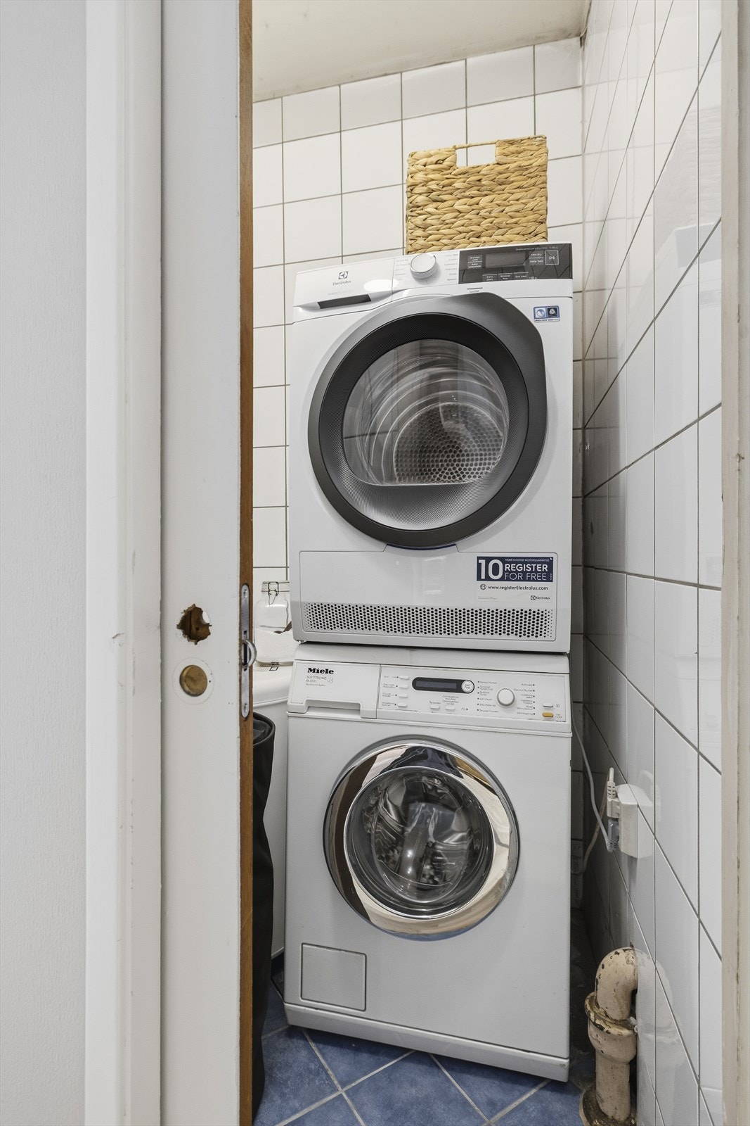 I vaskerommet står vaskemaskin (Miele) og tørketrommel (Electrolux), som følger med salget. Varmtvannsbereder på ca. 120 liter er plassert her. Galleribilde