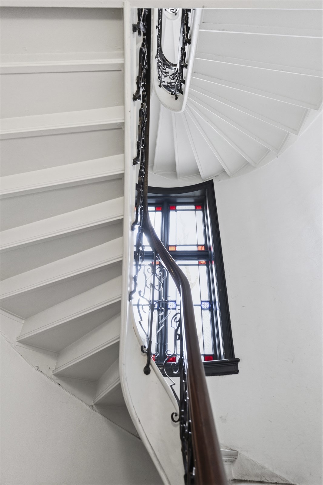 Pent og velholdt oppgang med klassisk trappeløp og dekorative detaljer. Galleribilde