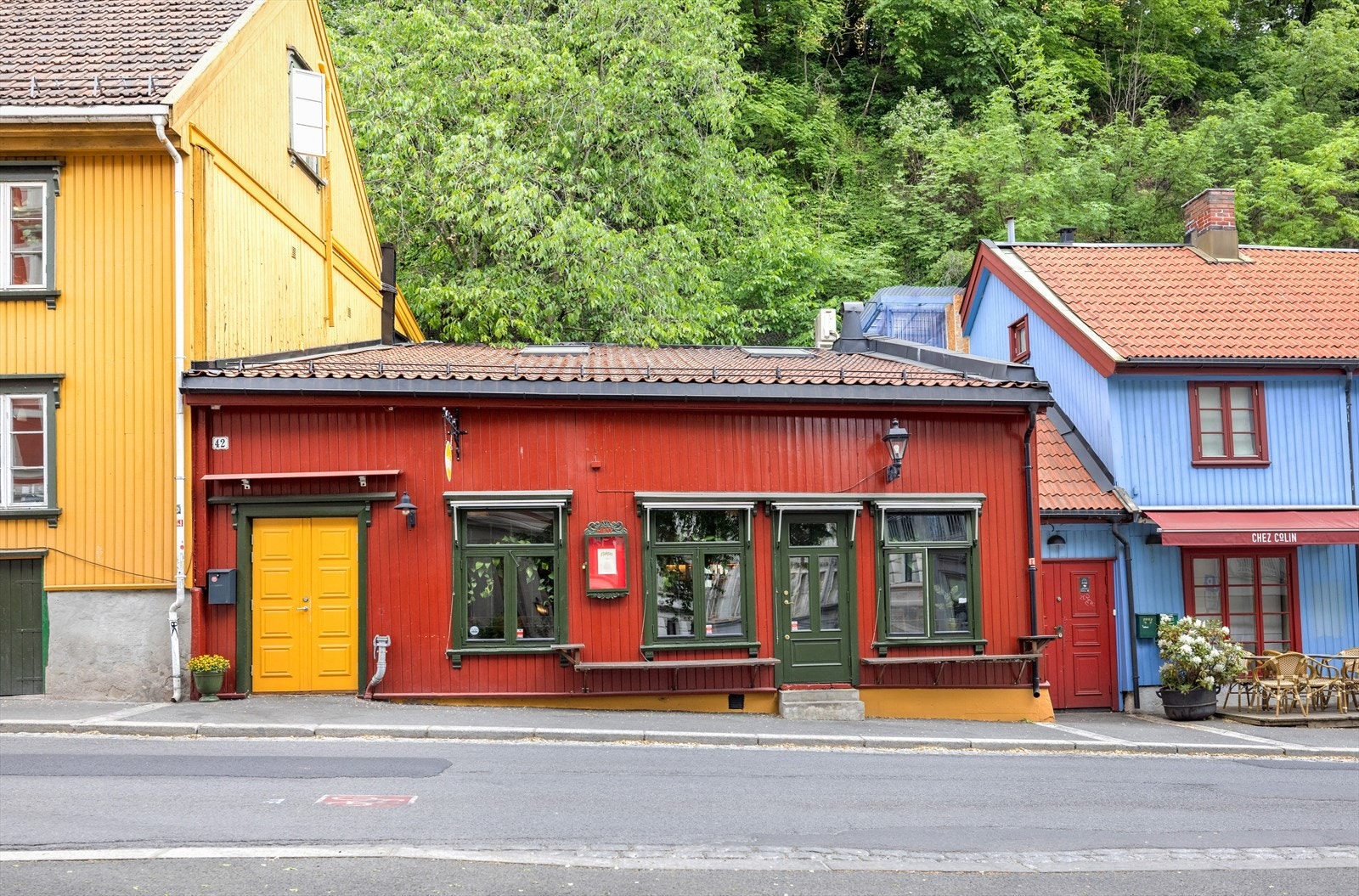 I nærområdet finnes flere kafeer og restauranter. Galleribilde